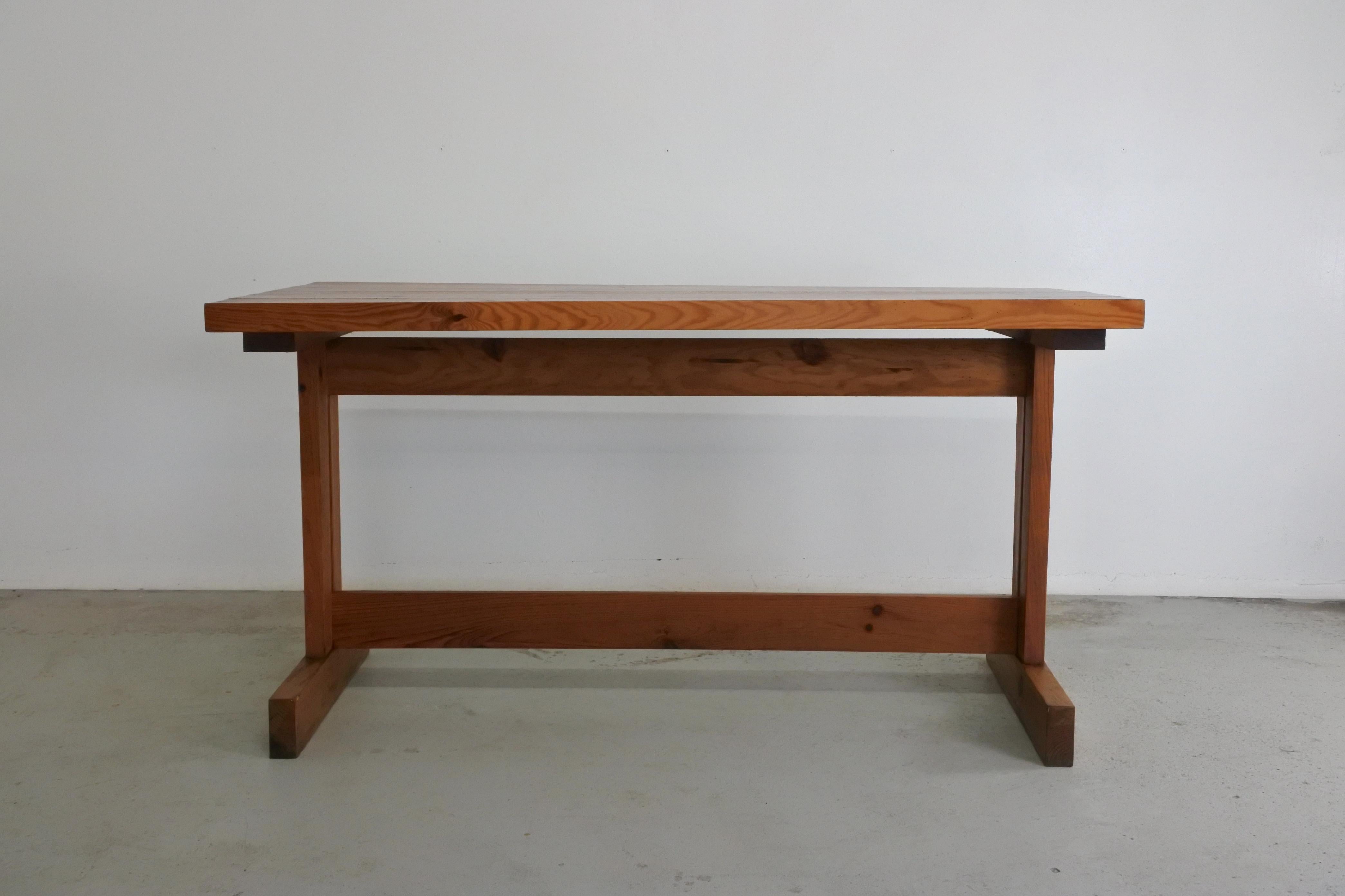 Solid pine wood table from the Alps.
Made in France in the 1960s.
Ideal dimensions for a desk, can be used as a table for a smaller space.

Beautiful wood grain.
 