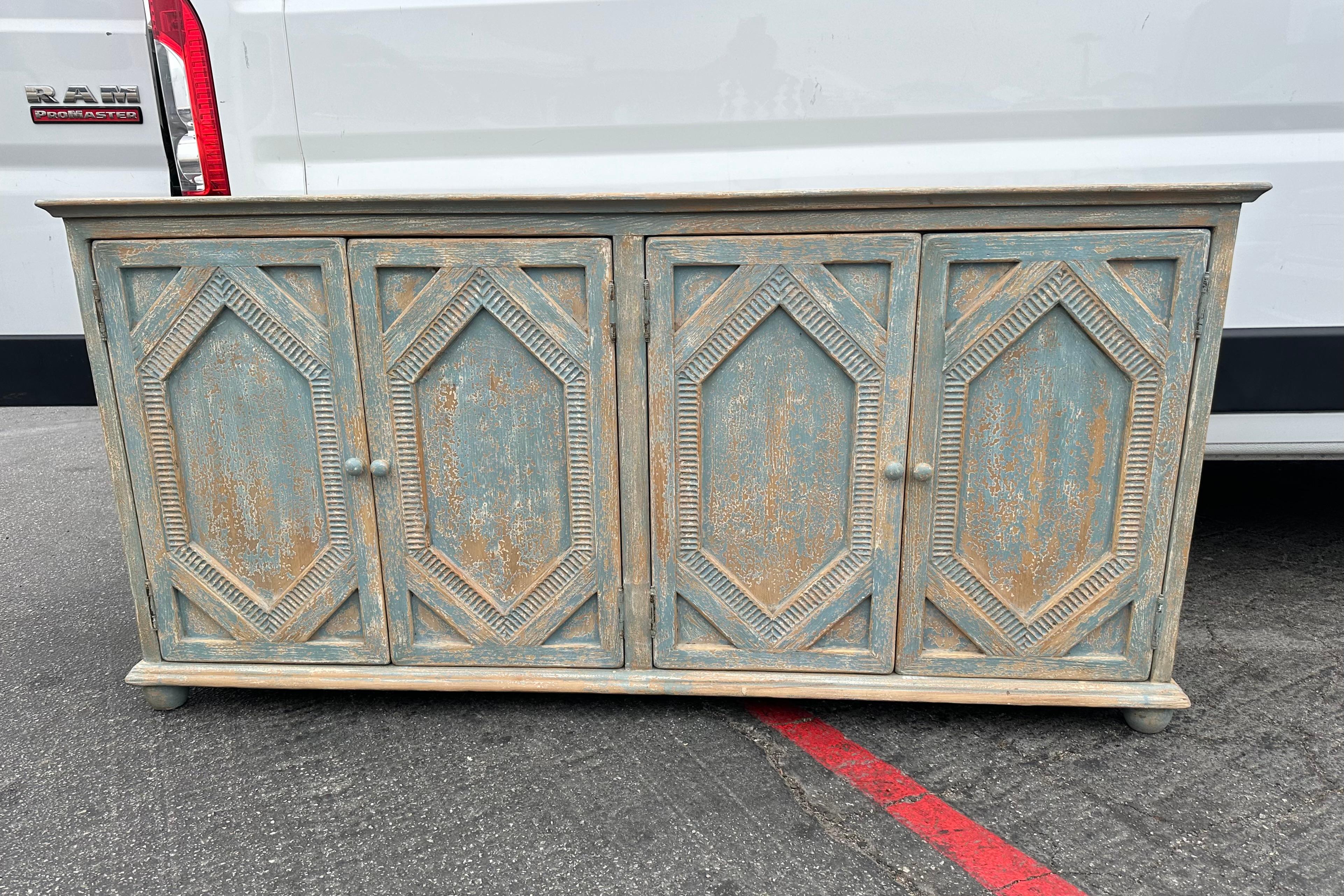 Wunderschönes blaues Sideboard mit vier Diamanten, hergestellt für Sarreid Ltd. Dieses tolle Sideboard ist aus Kiefernholz gefertigt. Er hat zwei Fächer mit je einem Einlegeboden in jedem Fach. Dieses schöne Stück bietet auf jeden Fall genügend