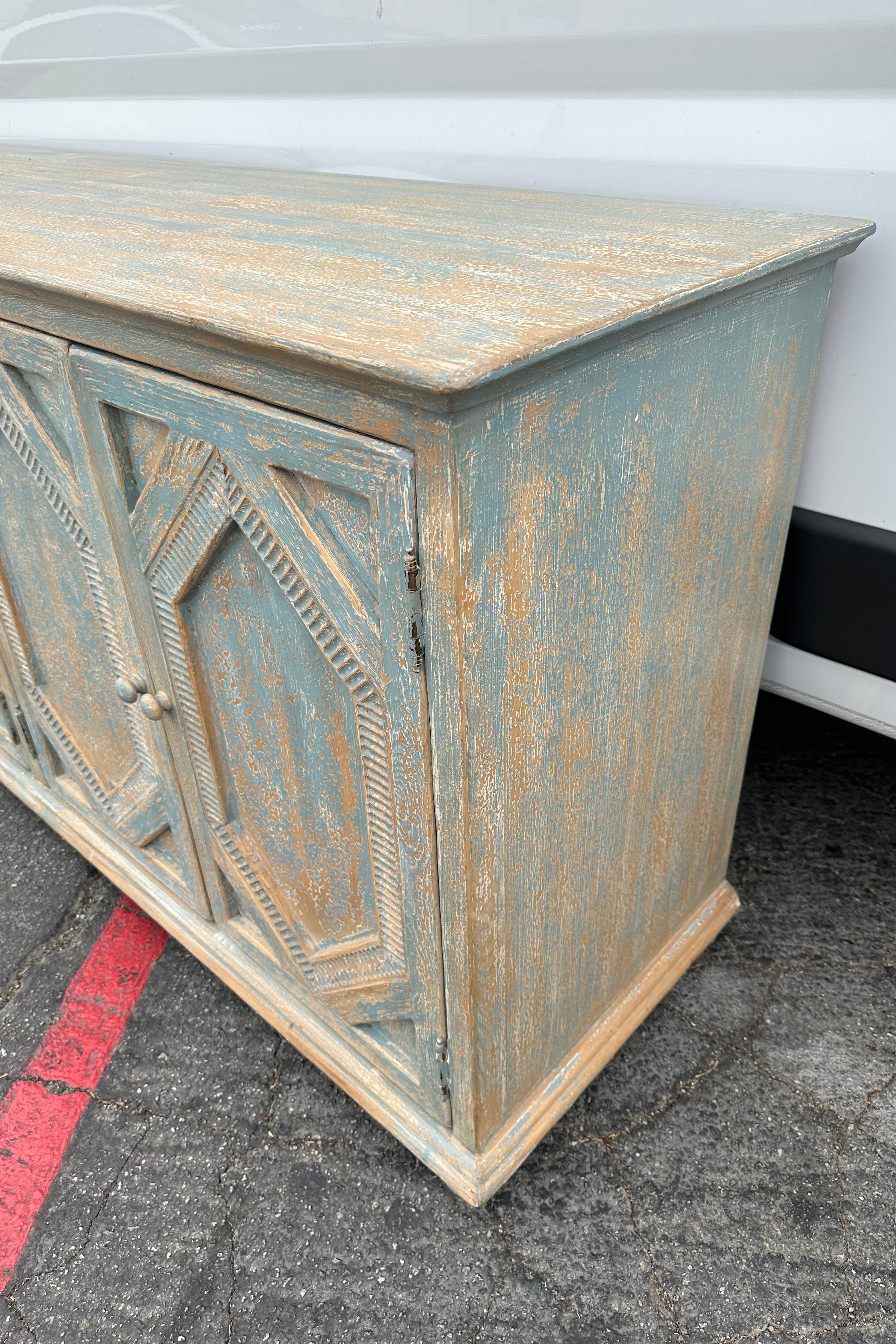 Blaues Sideboard aus massivem Kiefernholz mit vier Diamanten von Sarreid (amerikanisch) im Angebot