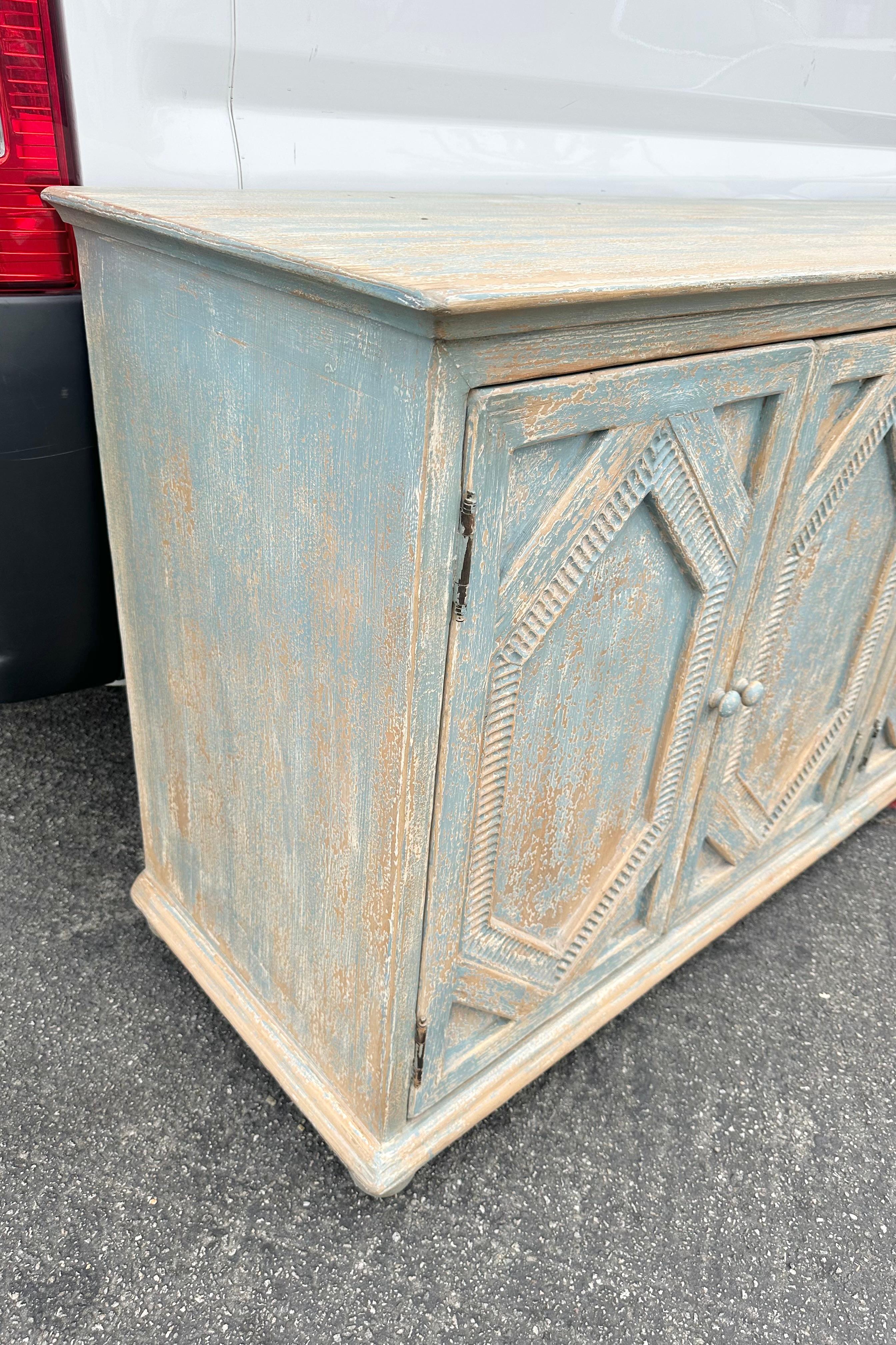 Blaues Sideboard aus massivem Kiefernholz mit vier Diamanten von Sarreid im Zustand „Gut“ im Angebot in North Hollywood, CA