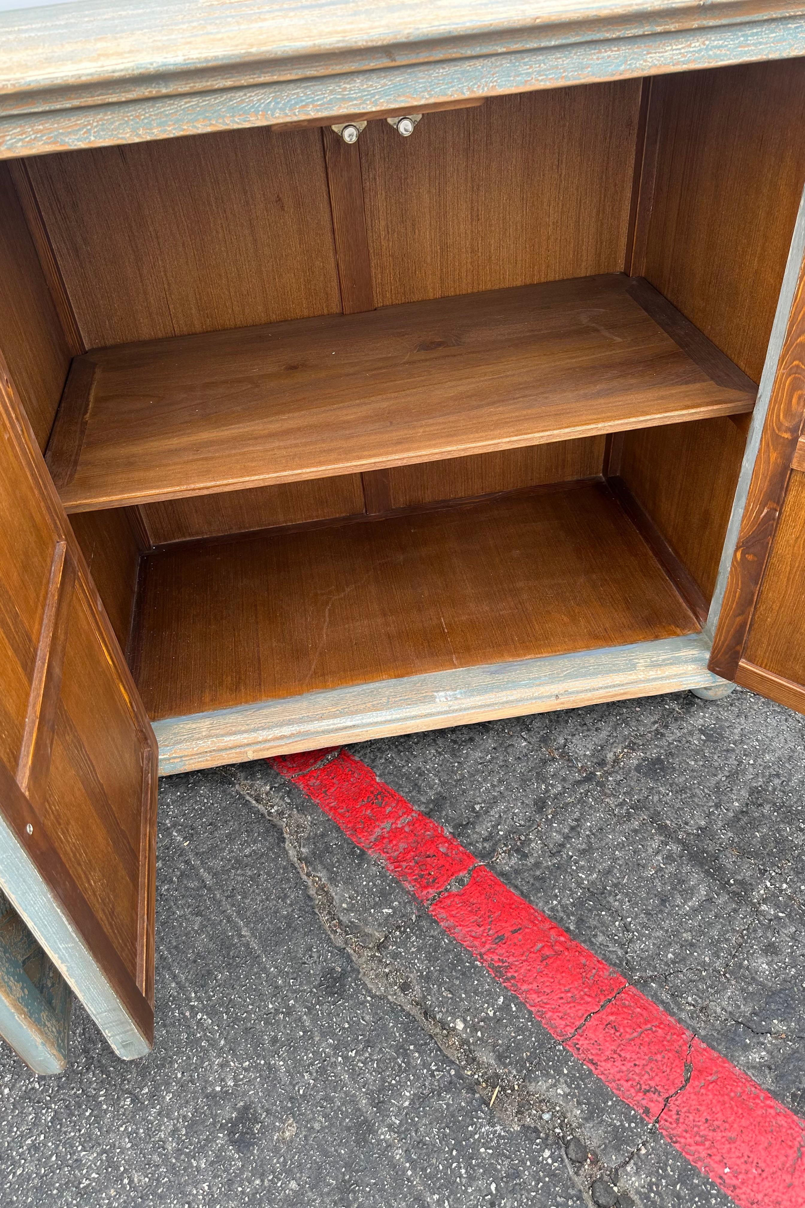 Blaues Sideboard aus massivem Kiefernholz mit vier Diamanten von Sarreid im Angebot 2