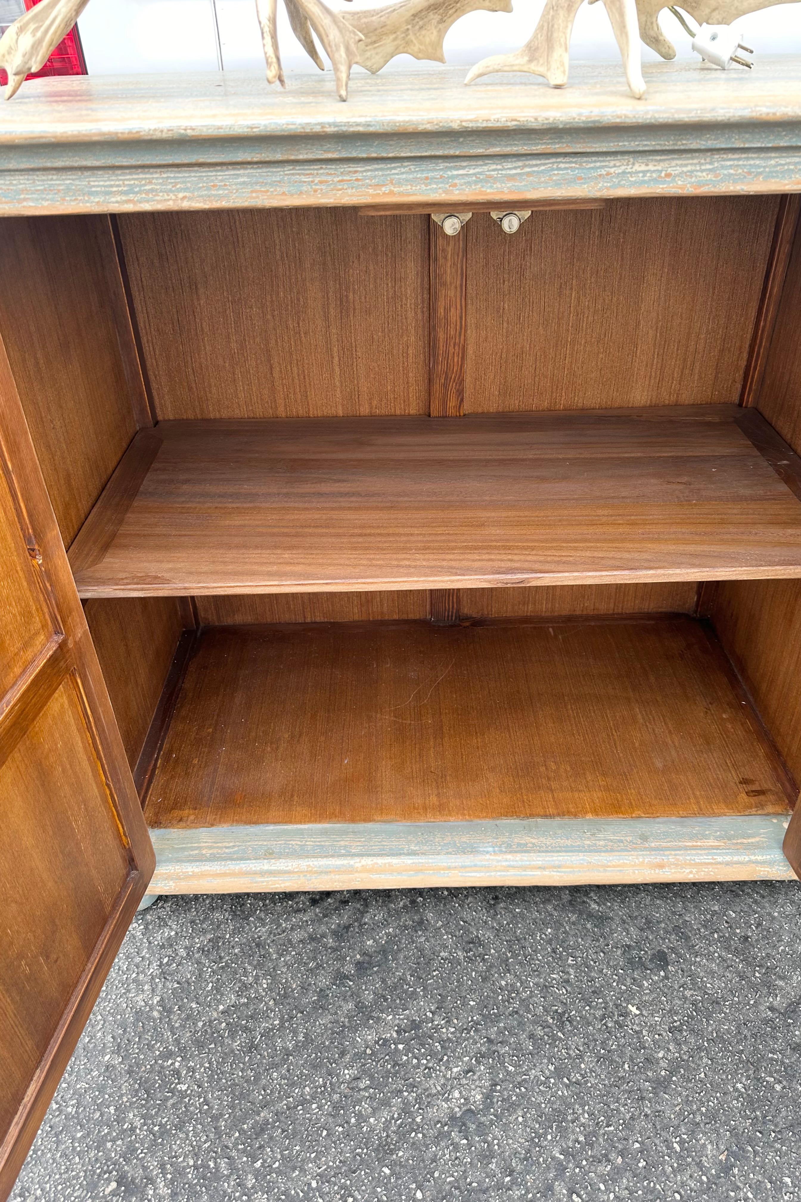 Blaues Sideboard aus massivem Kiefernholz mit vier Diamanten von Sarreid im Angebot 3