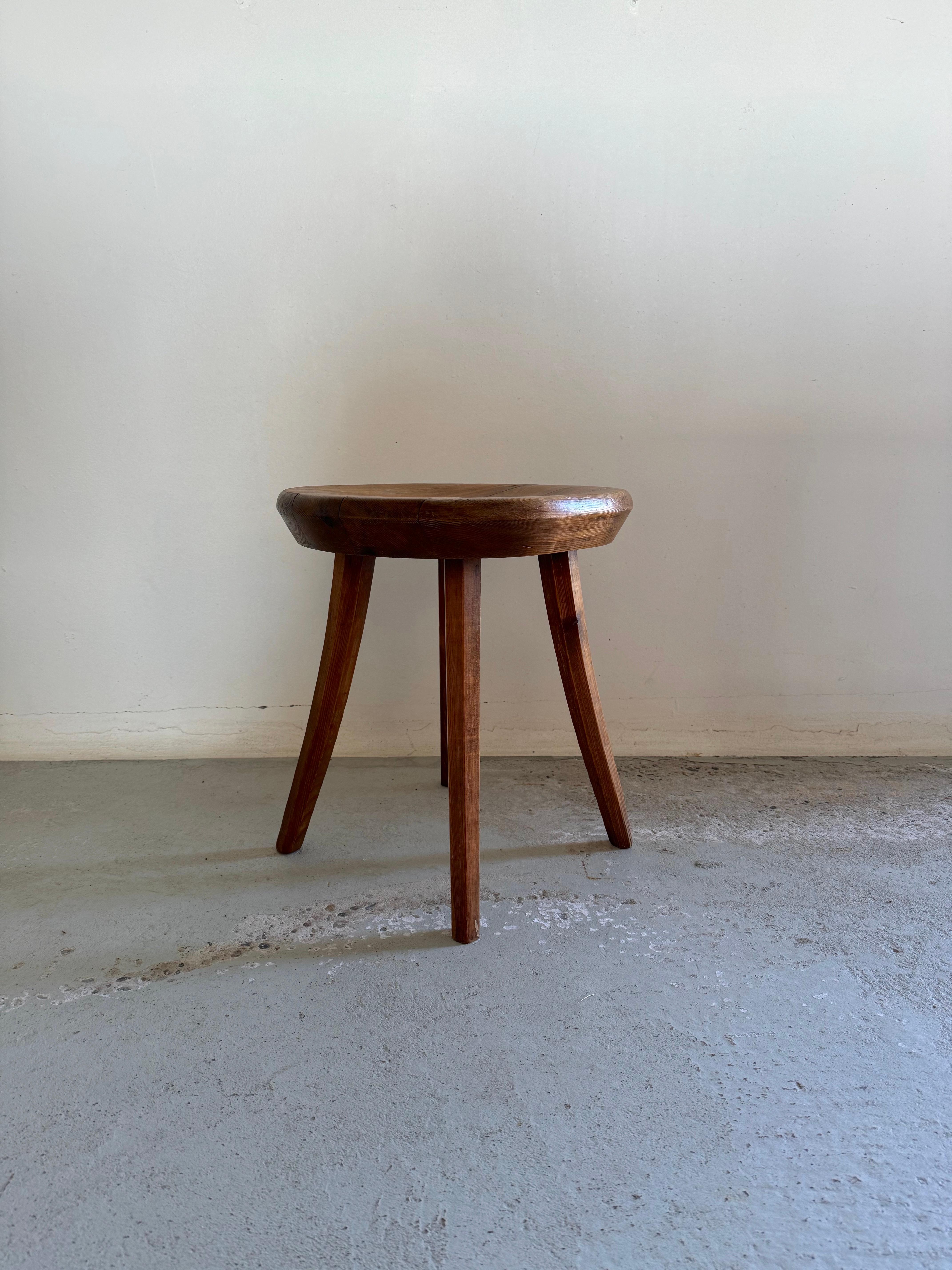 Hocker aus massivem Kiefernholz.
Ovaler Sitz mit vier Beinen.

Hergestellt in Finnland in den 1960er Jahren von Tervasaaren Puutyotehdas.

Dieser Hocker wurde den Mitarbeitern der United Paper Mills (UPM) in Finnland geschenkt.

Alters- und