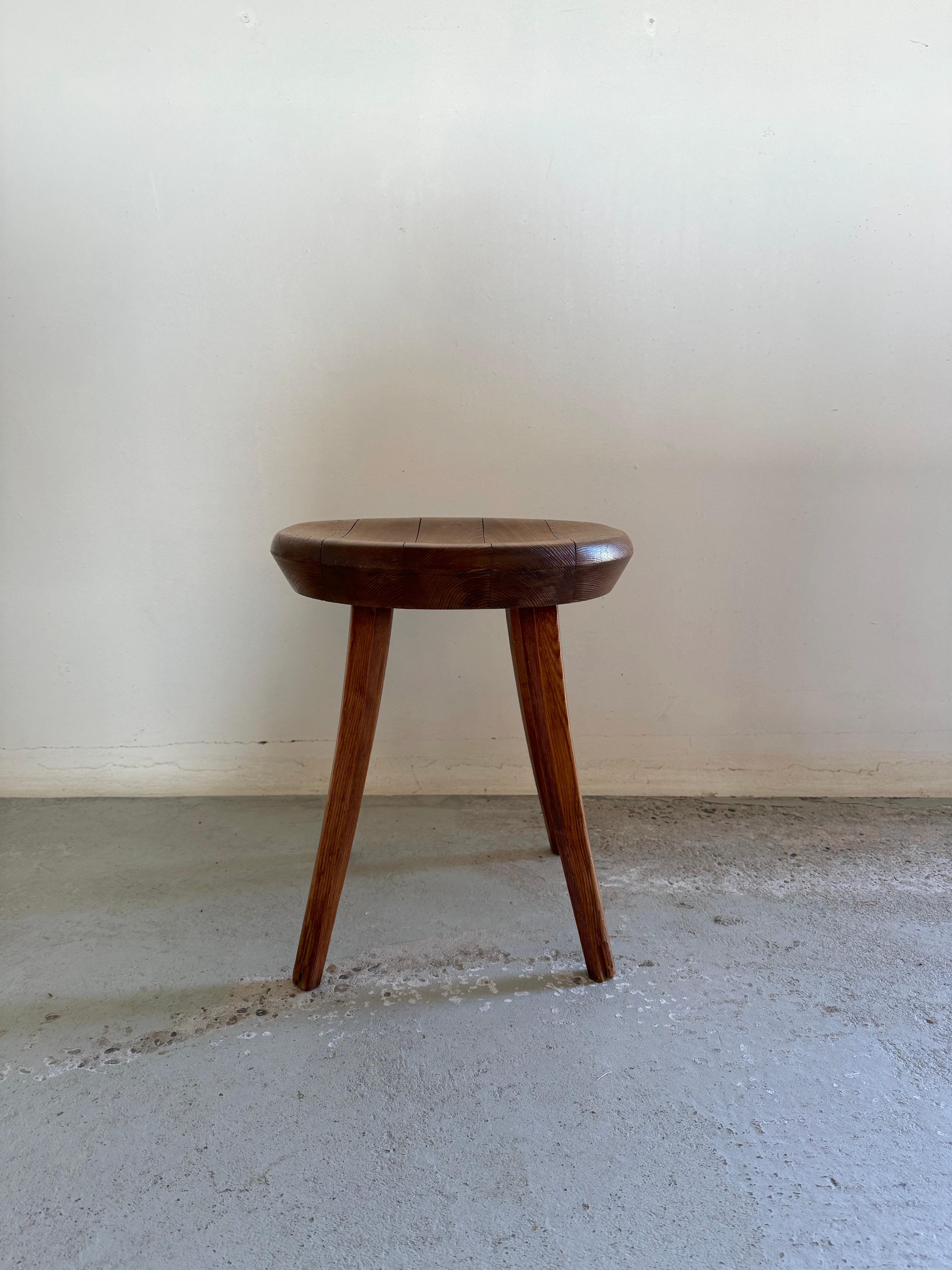 Hocker aus massivem Kiefernholz, Finnland 1960er Jahre (Moderne der Mitte des Jahrhunderts) im Angebot