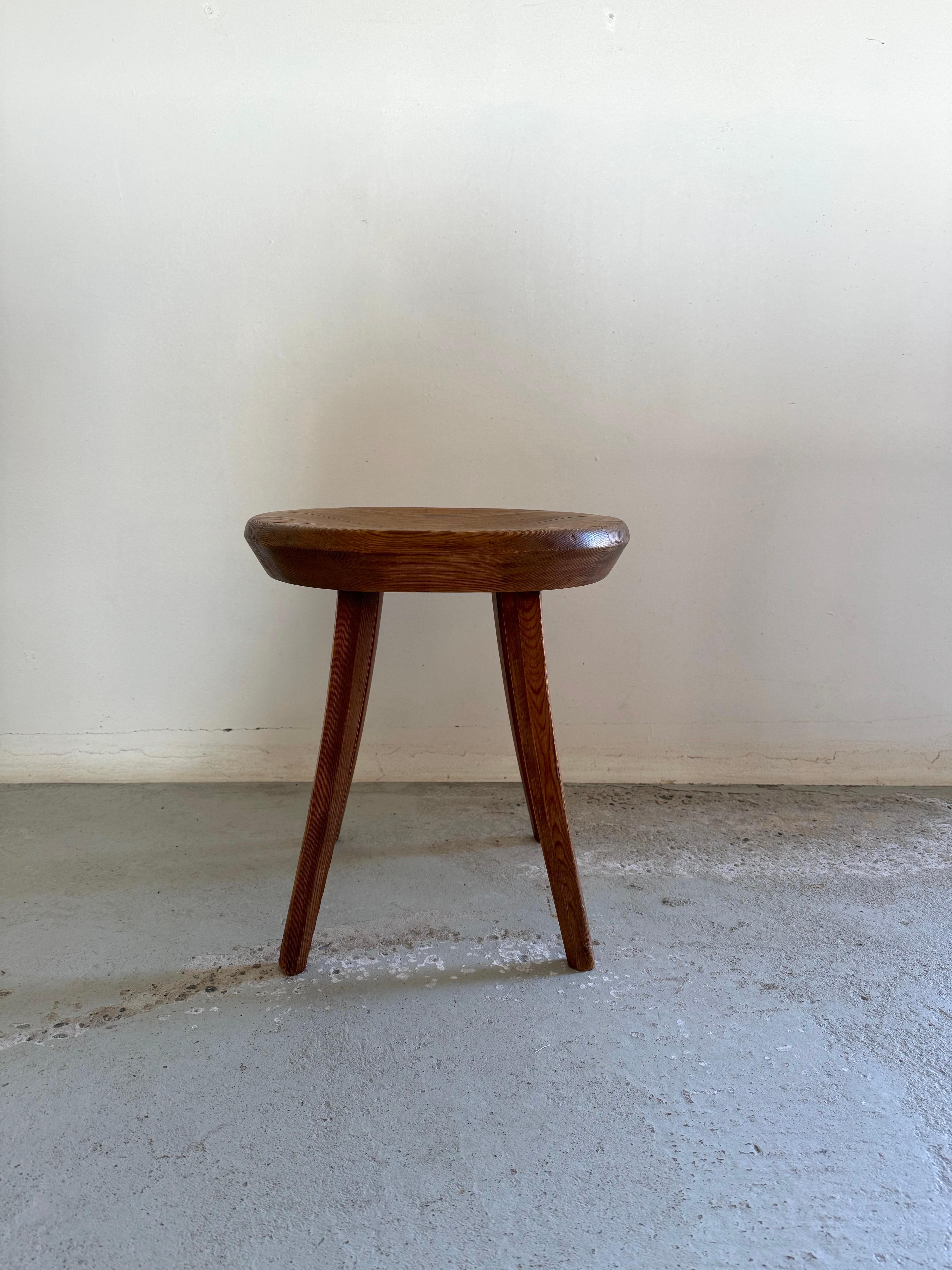 Hocker aus massivem Kiefernholz, Finnland 1960er Jahre (Finnisch) im Angebot