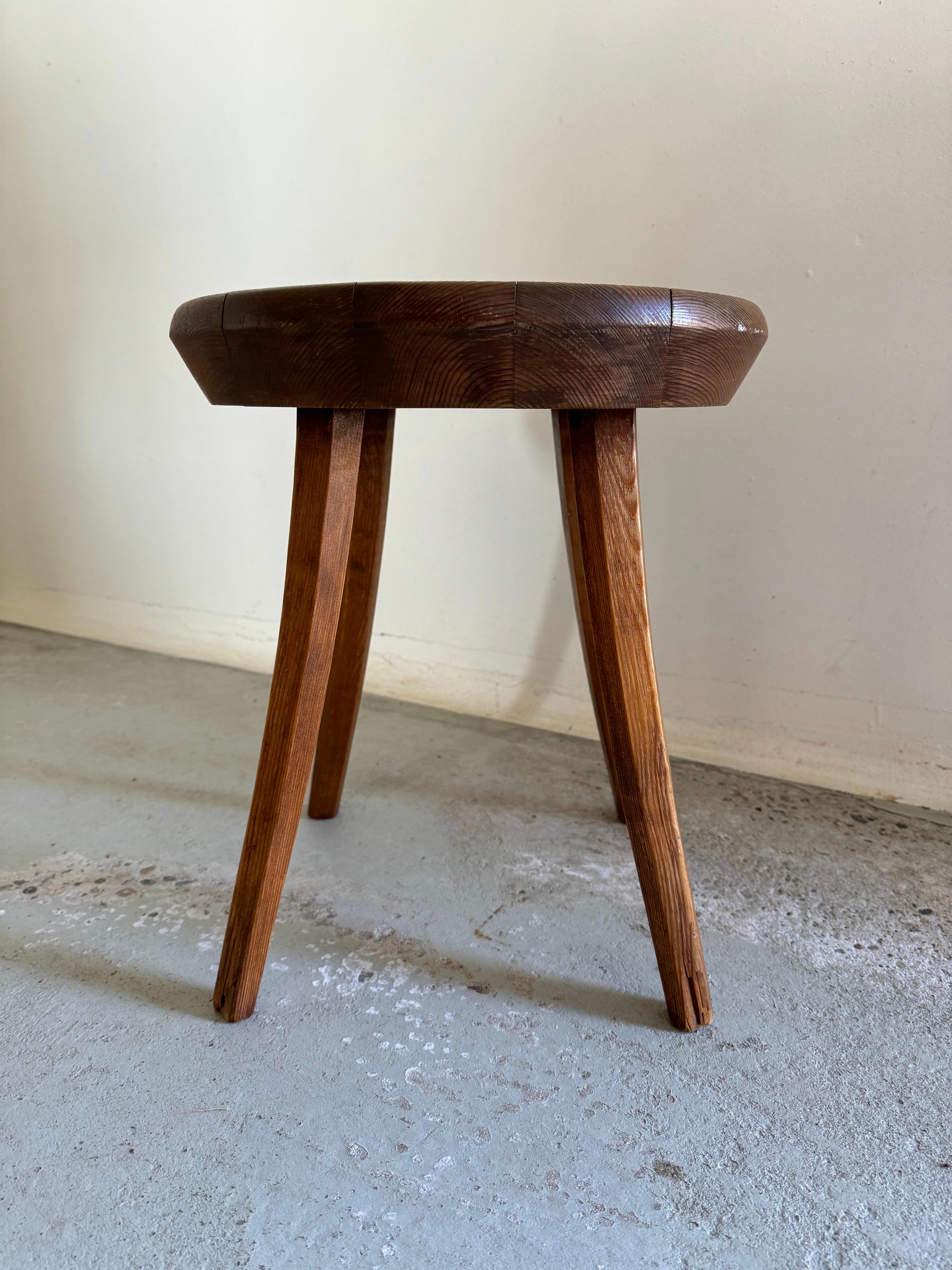 Hocker aus massivem Kiefernholz, Finnland 1960er Jahre im Zustand „Gut“ im Angebot in La Teste De Buch, FR