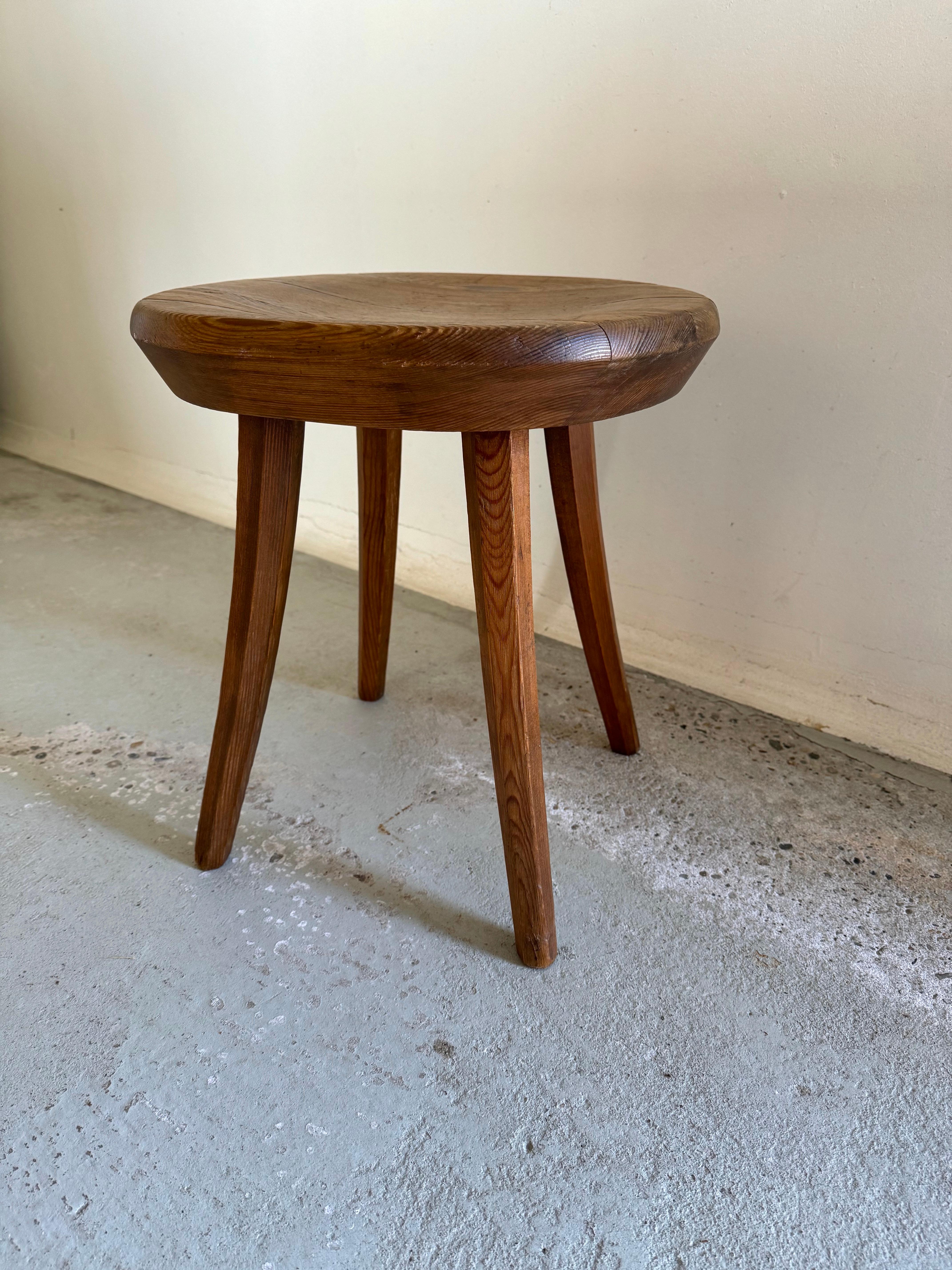 Hocker aus massivem Kiefernholz, Finnland 1960er Jahre (Mitte des 20. Jahrhunderts) im Angebot