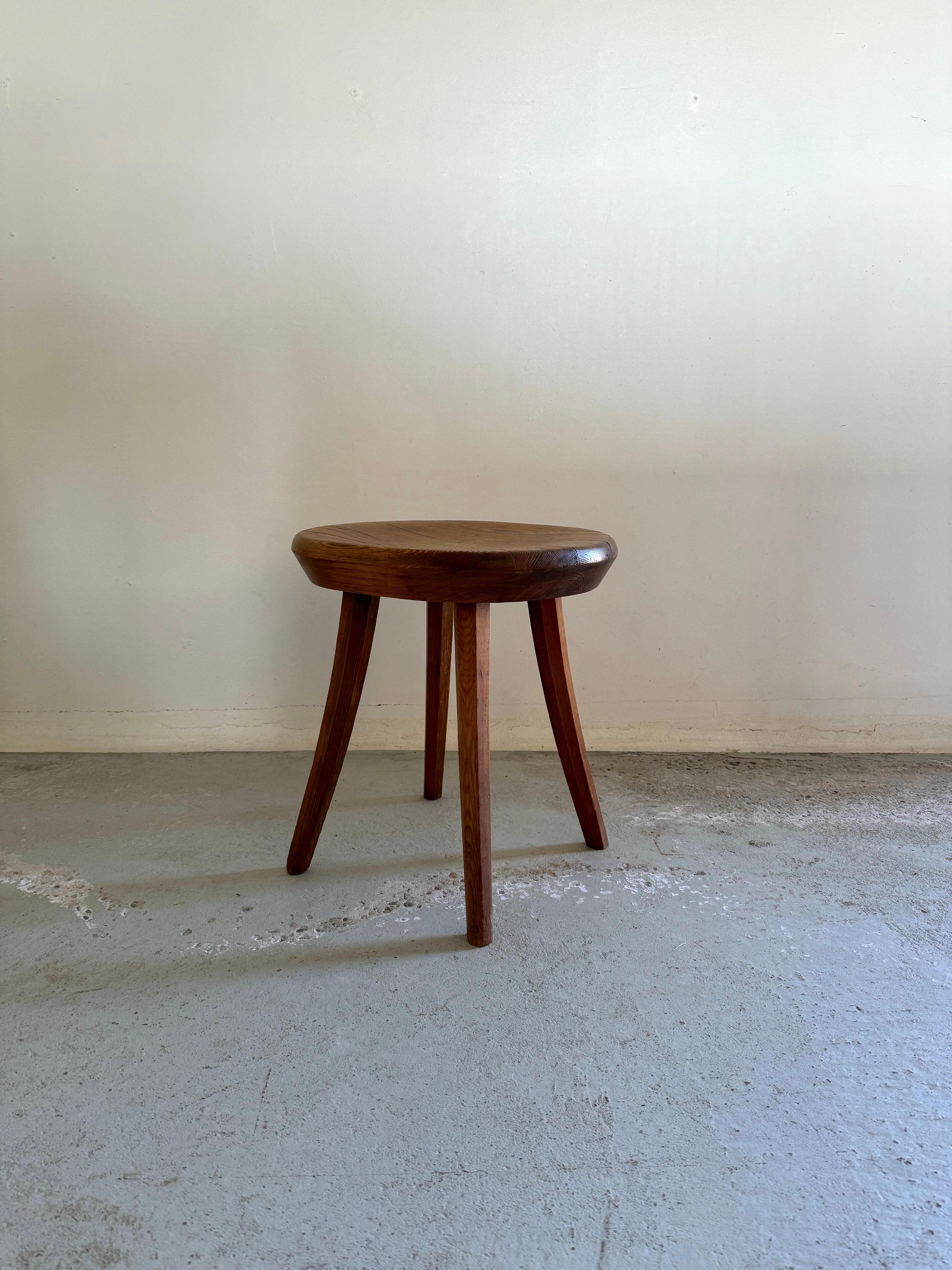 Hocker aus massivem Kiefernholz, Finnland 1960er Jahre im Angebot 1