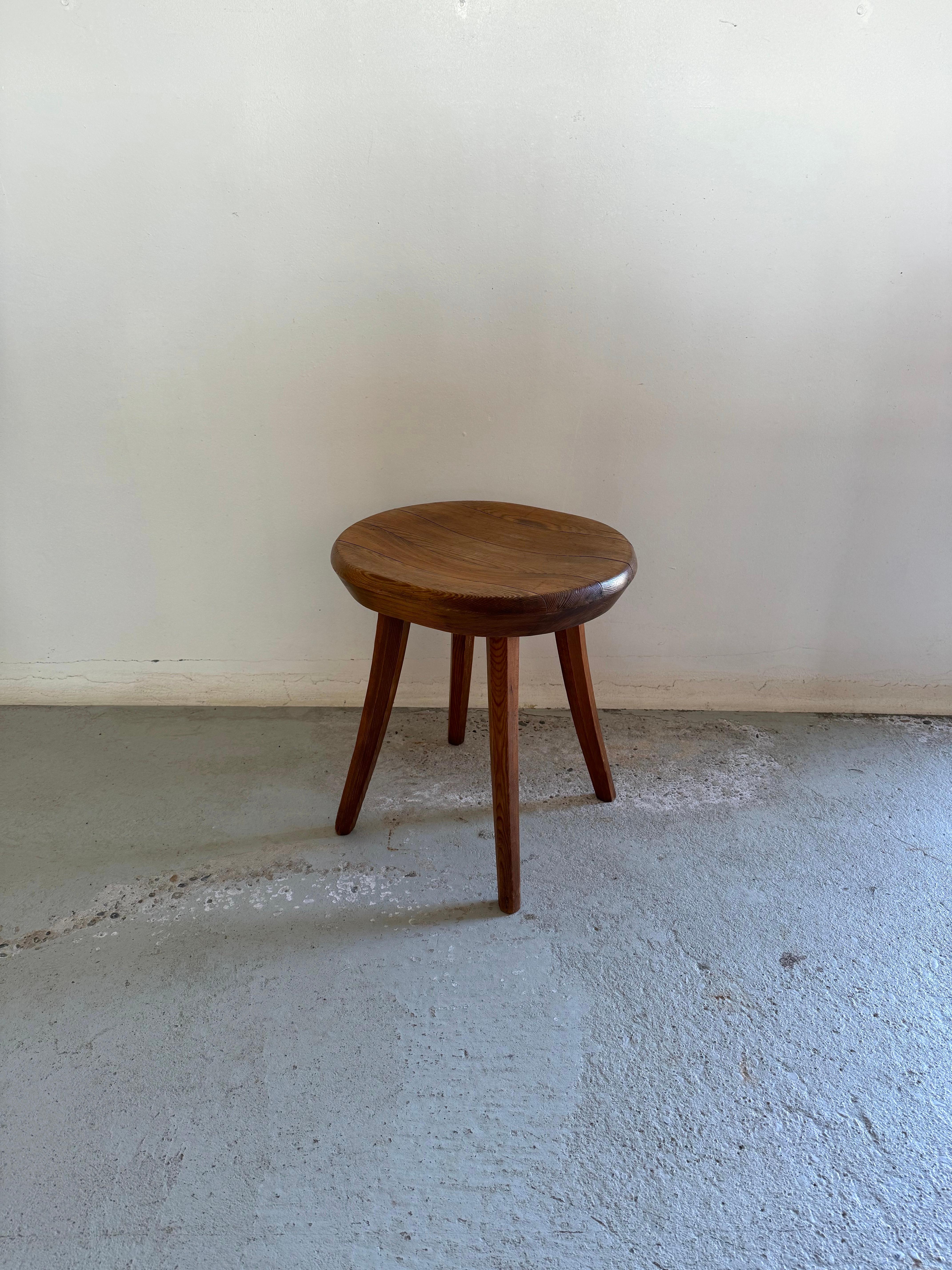Hocker aus massivem Kiefernholz, Finnland 1960er Jahre im Angebot 3