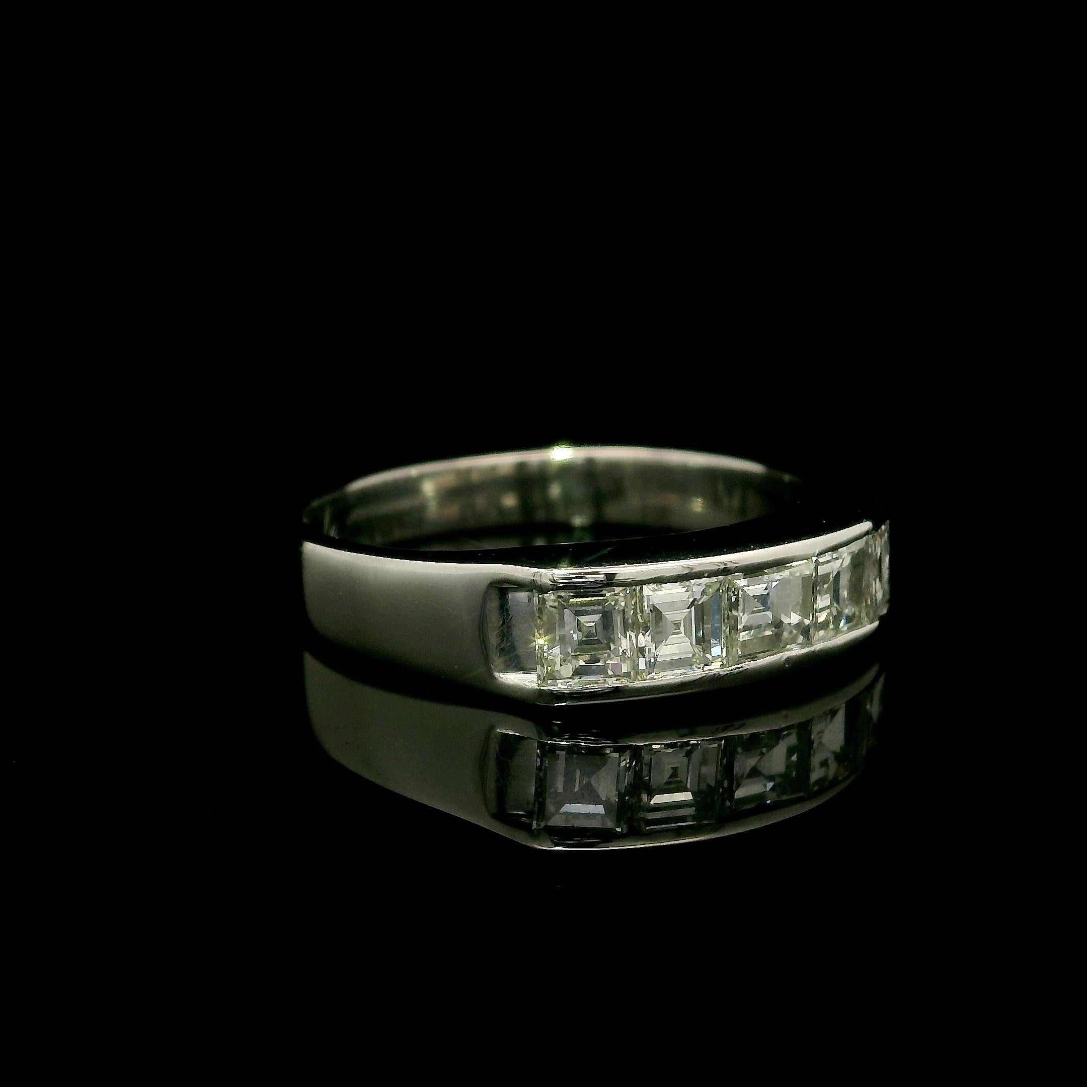 Anello a fascia con 5 pietre in platino massiccio con diamanti Carrs taglio Step da 1,02 ct. in vendita 5