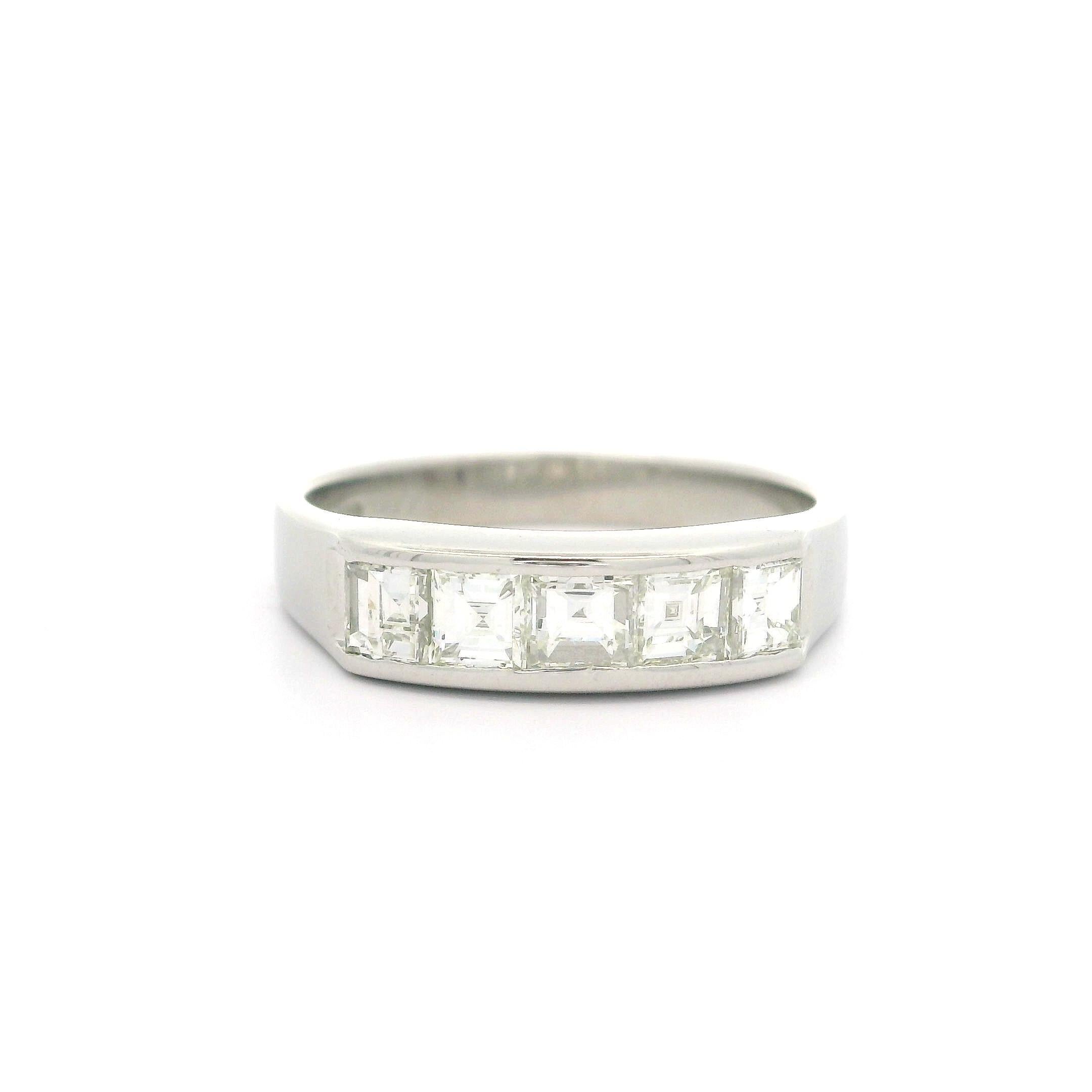 Anello a fascia con 5 pietre in platino massiccio con diamanti Carrs taglio Step da 1,02 ct. in vendita 6