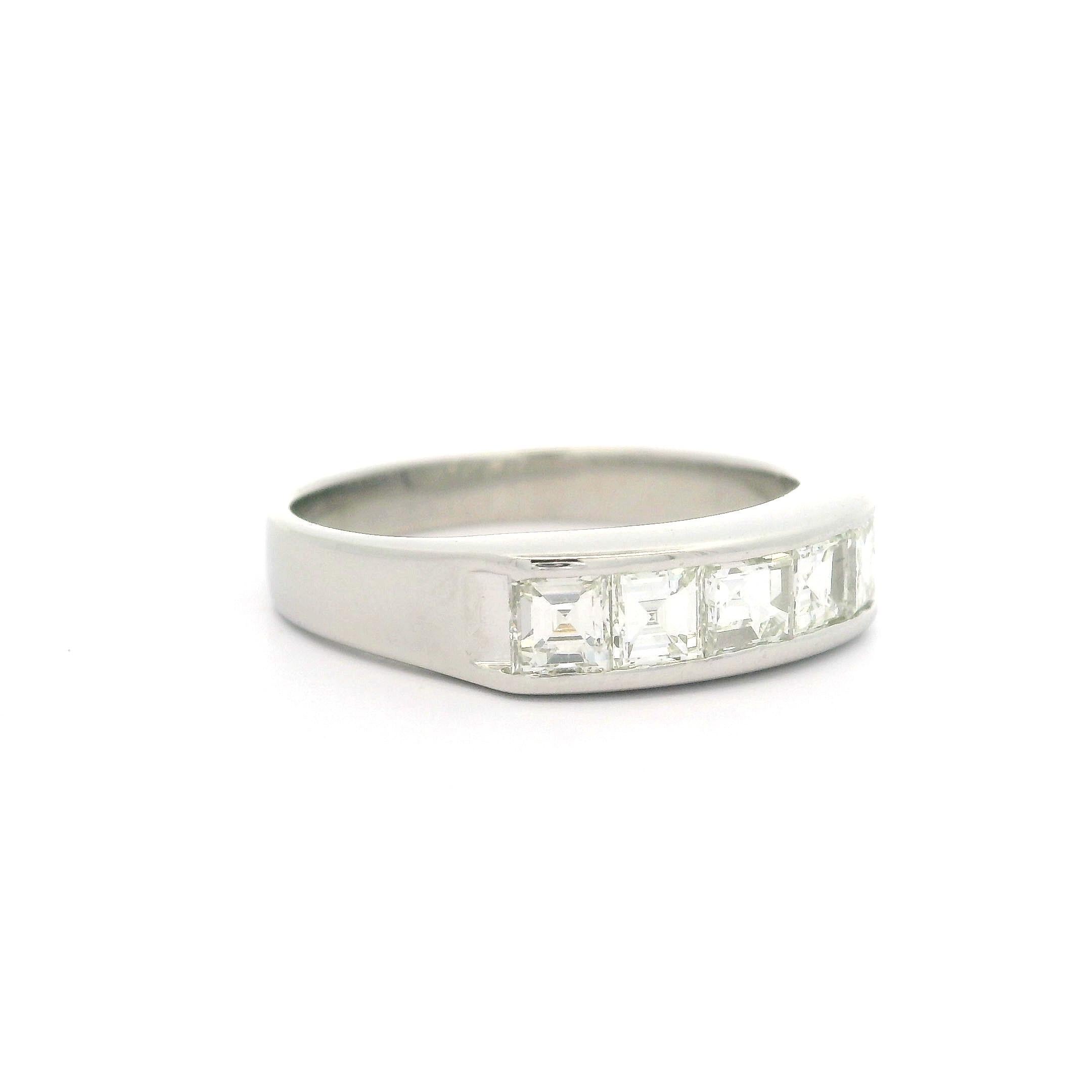 Anello a fascia con 5 pietre in platino massiccio con diamanti Carrs taglio Step da 1,02 ct. in vendita 7