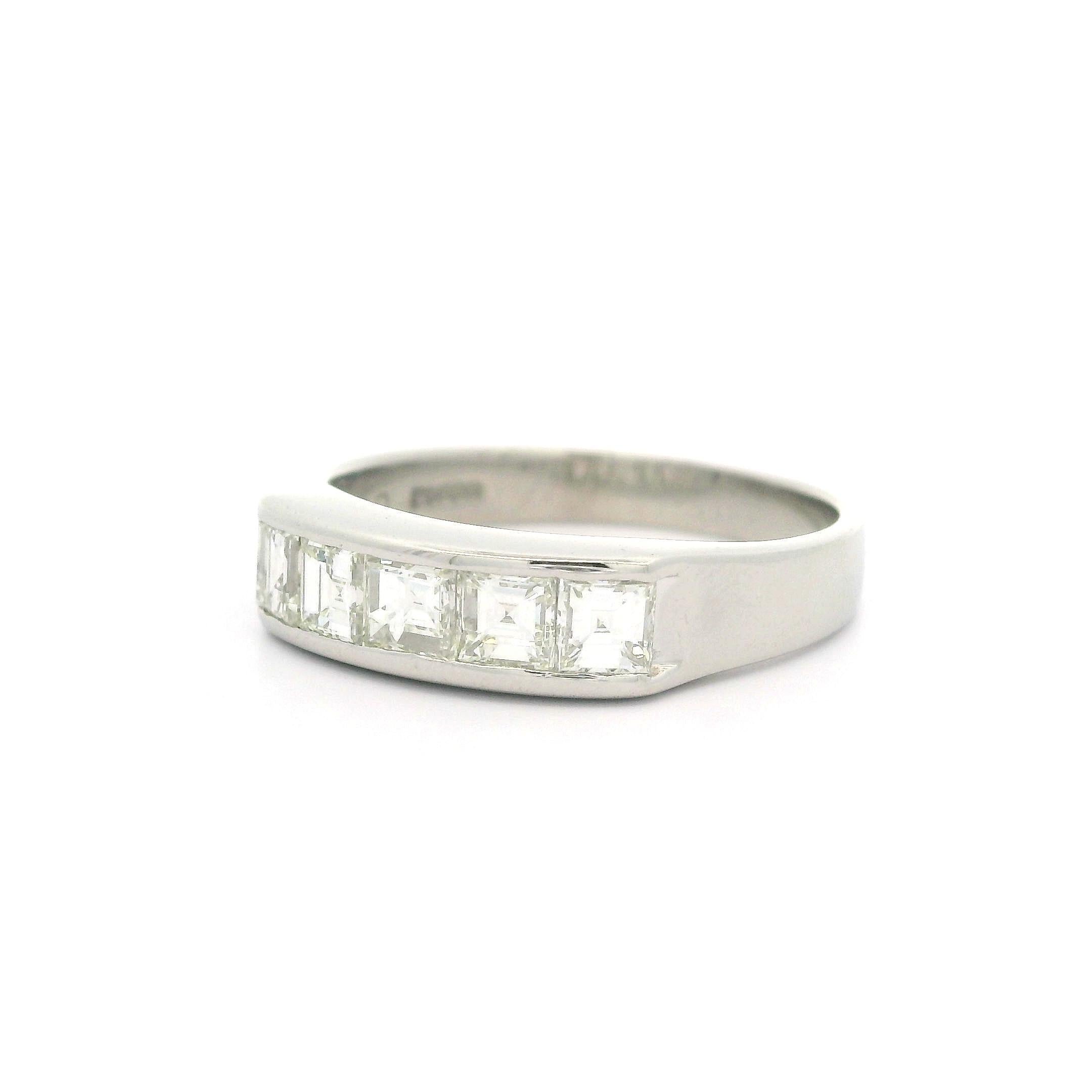 Anello a fascia con 5 pietre in platino massiccio con diamanti Carrs taglio Step da 1,02 ct. in vendita 8