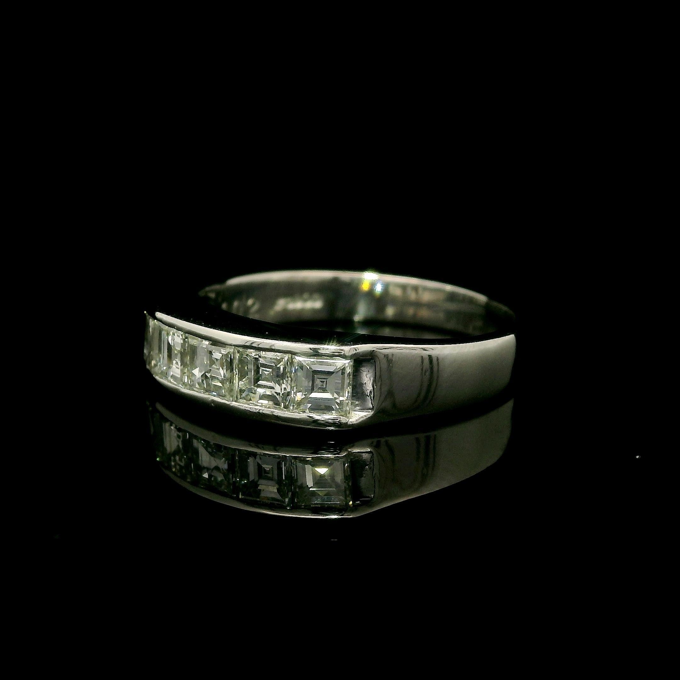 -A. Stone
(5) Diamanti naturali autentici - Taglio quadrato a gradino Carrs - Incastonatura a canale - Colore I/J - Purezza VS1/VS2 - 1,02ctw (esatto)

Materiale: Platino solido .850+ (testato) - Testato PT900
Peso: 5.61 grammi
Misura dell'anello: