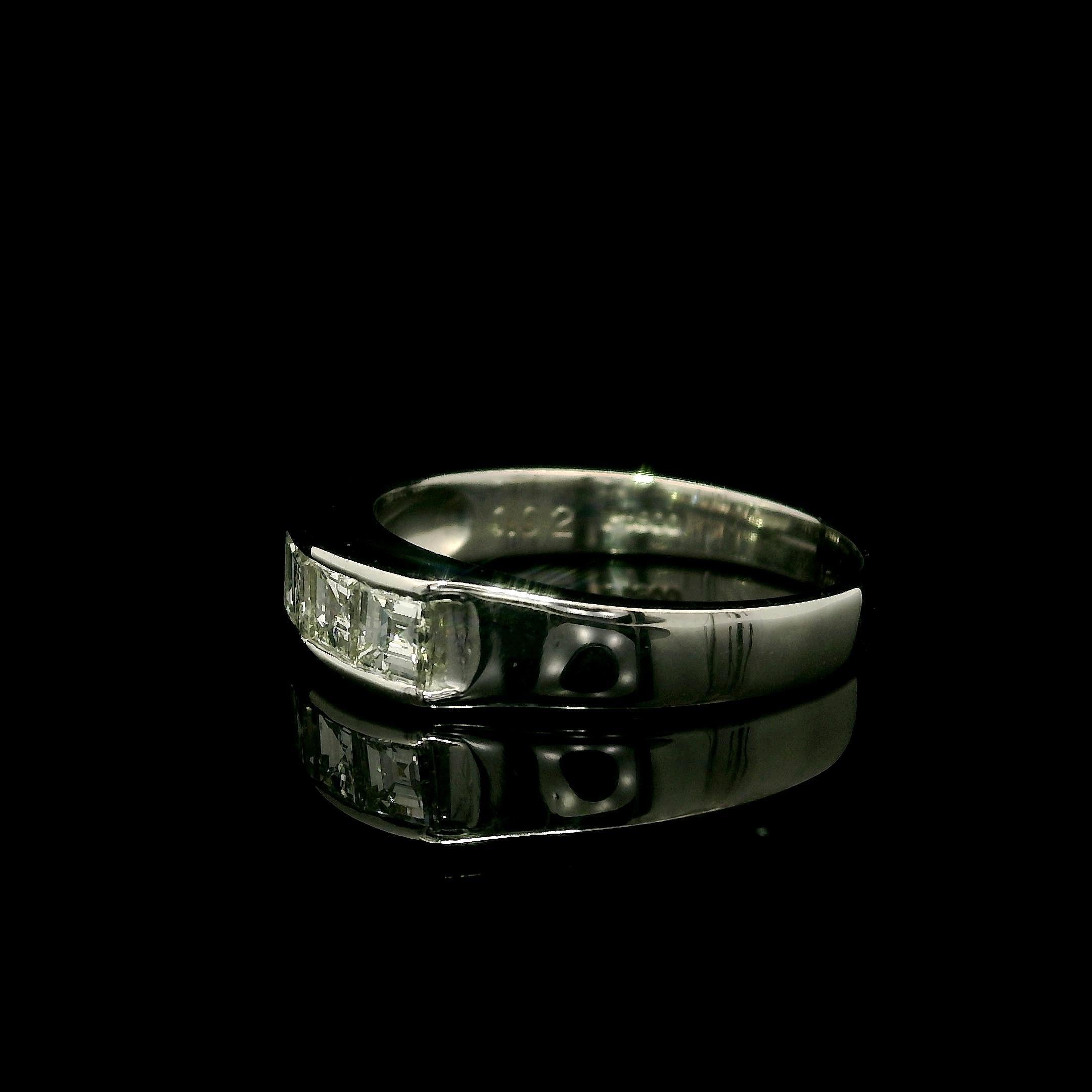 Quadrato Anello a fascia con 5 pietre in platino massiccio con diamanti Carrs taglio Step da 1,02 ct. in vendita