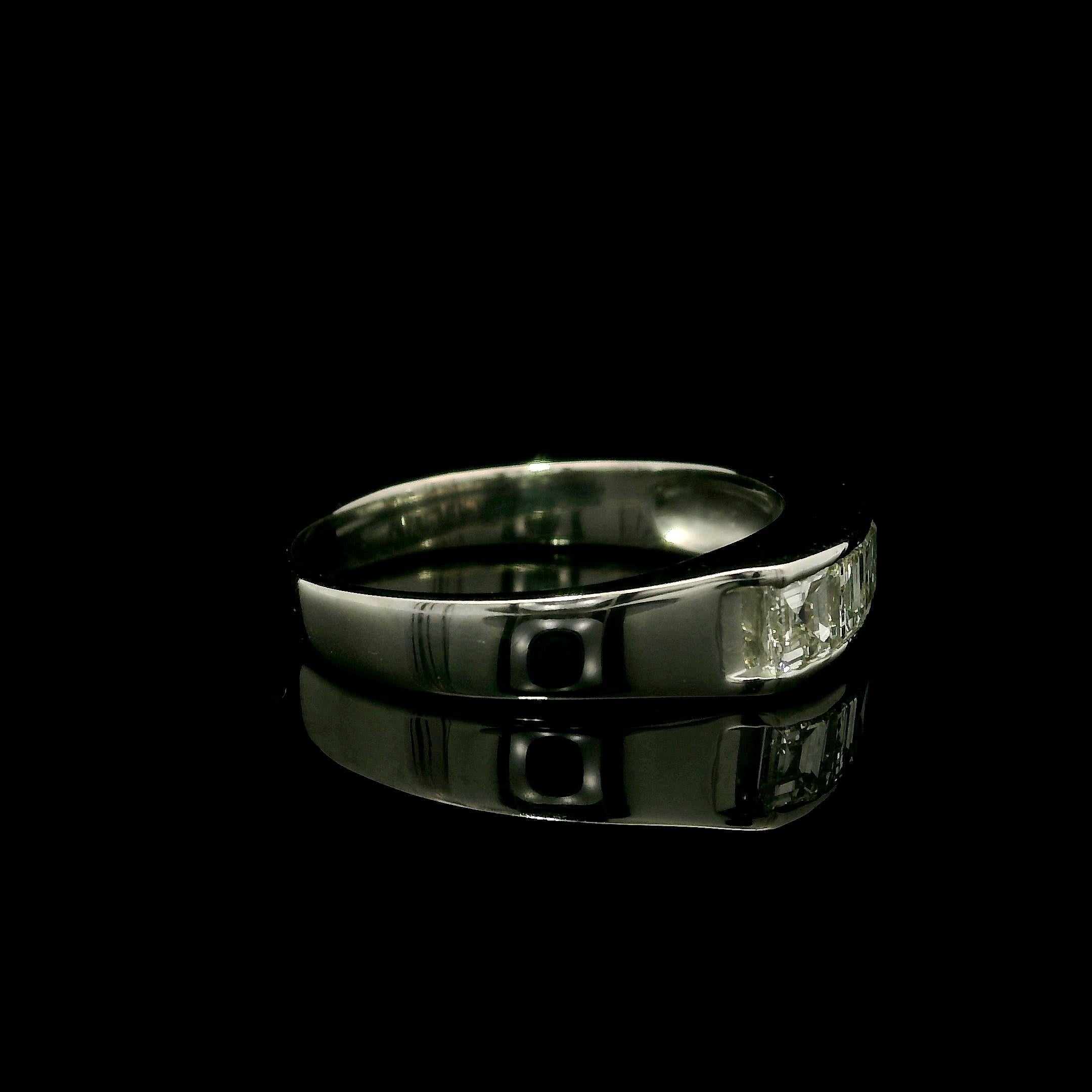 Anello a fascia con 5 pietre in platino massiccio con diamanti Carrs taglio Step da 1,02 ct. In condizioni ottime in vendita a Montclair, NJ