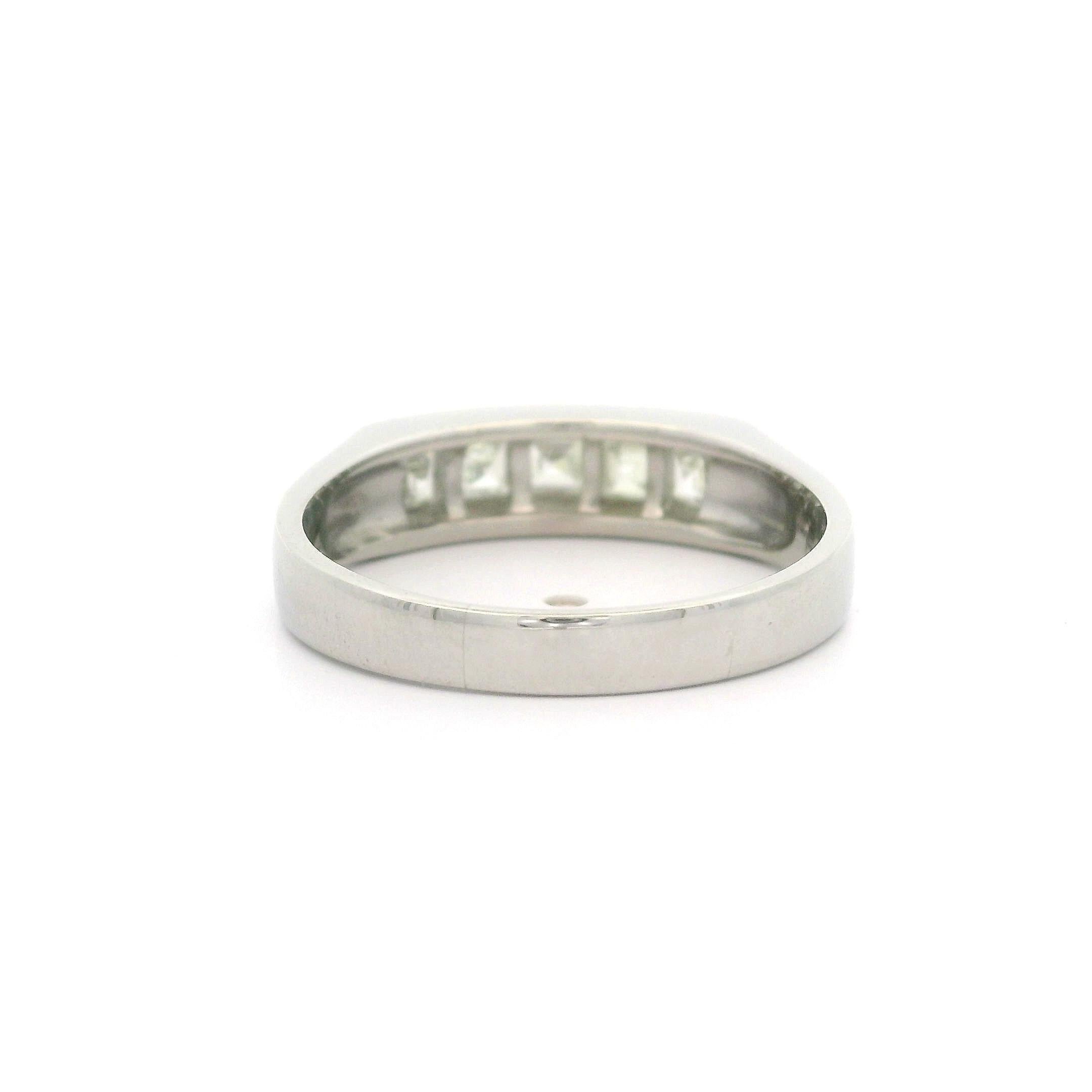 Anello a fascia con 5 pietre in platino massiccio con diamanti Carrs taglio Step da 1,02 ct. in vendita 1