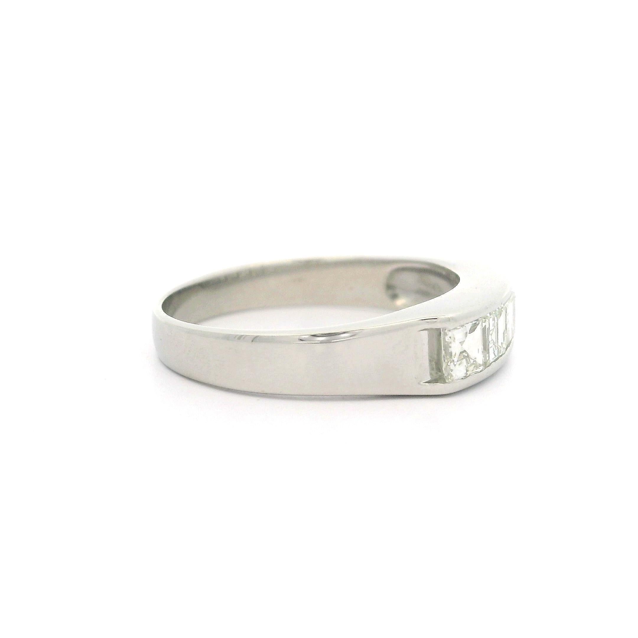 Anello a fascia con 5 pietre in platino massiccio con diamanti Carrs taglio Step da 1,02 ct. in vendita 2