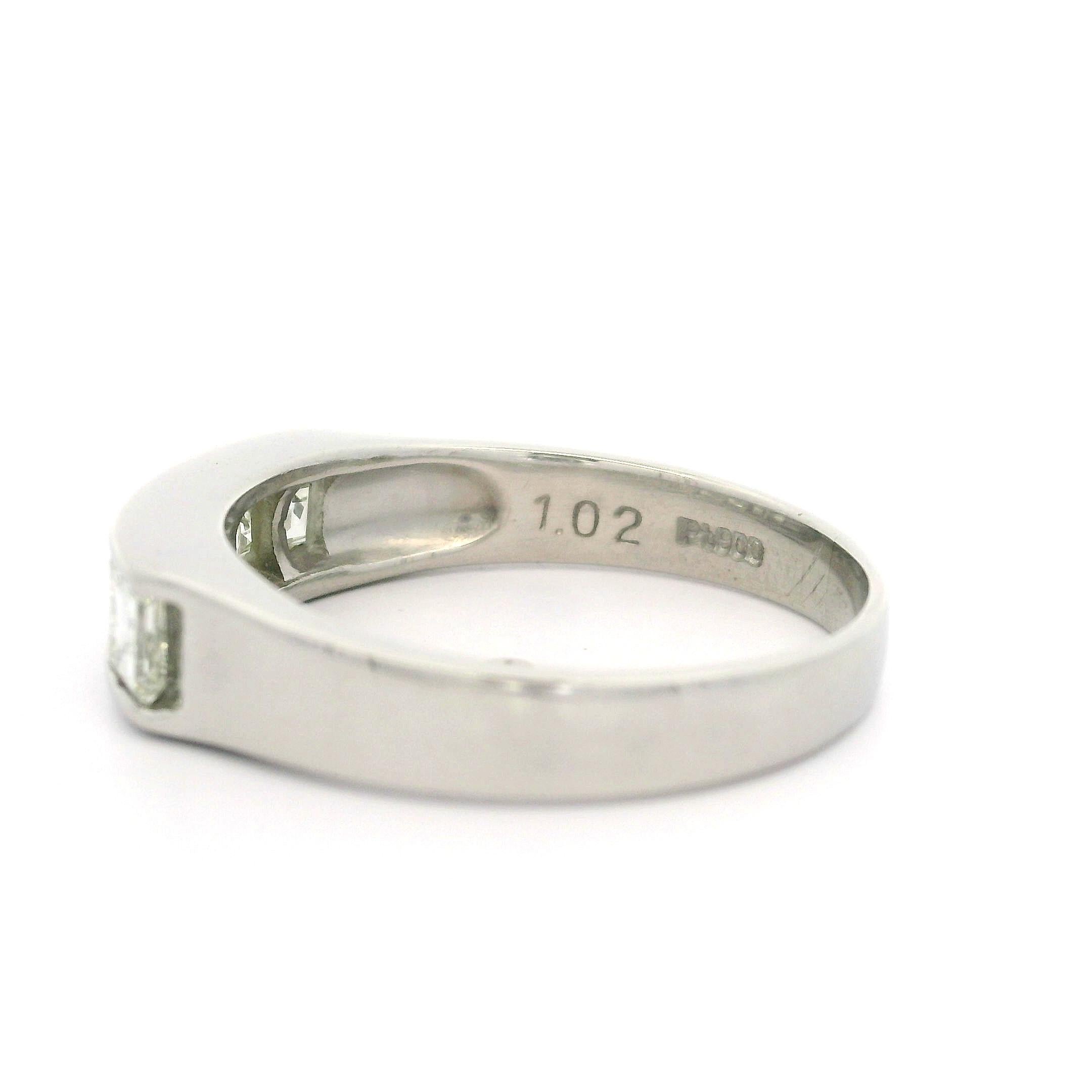 Anello a fascia con 5 pietre in platino massiccio con diamanti Carrs taglio Step da 1,02 ct. in vendita 3