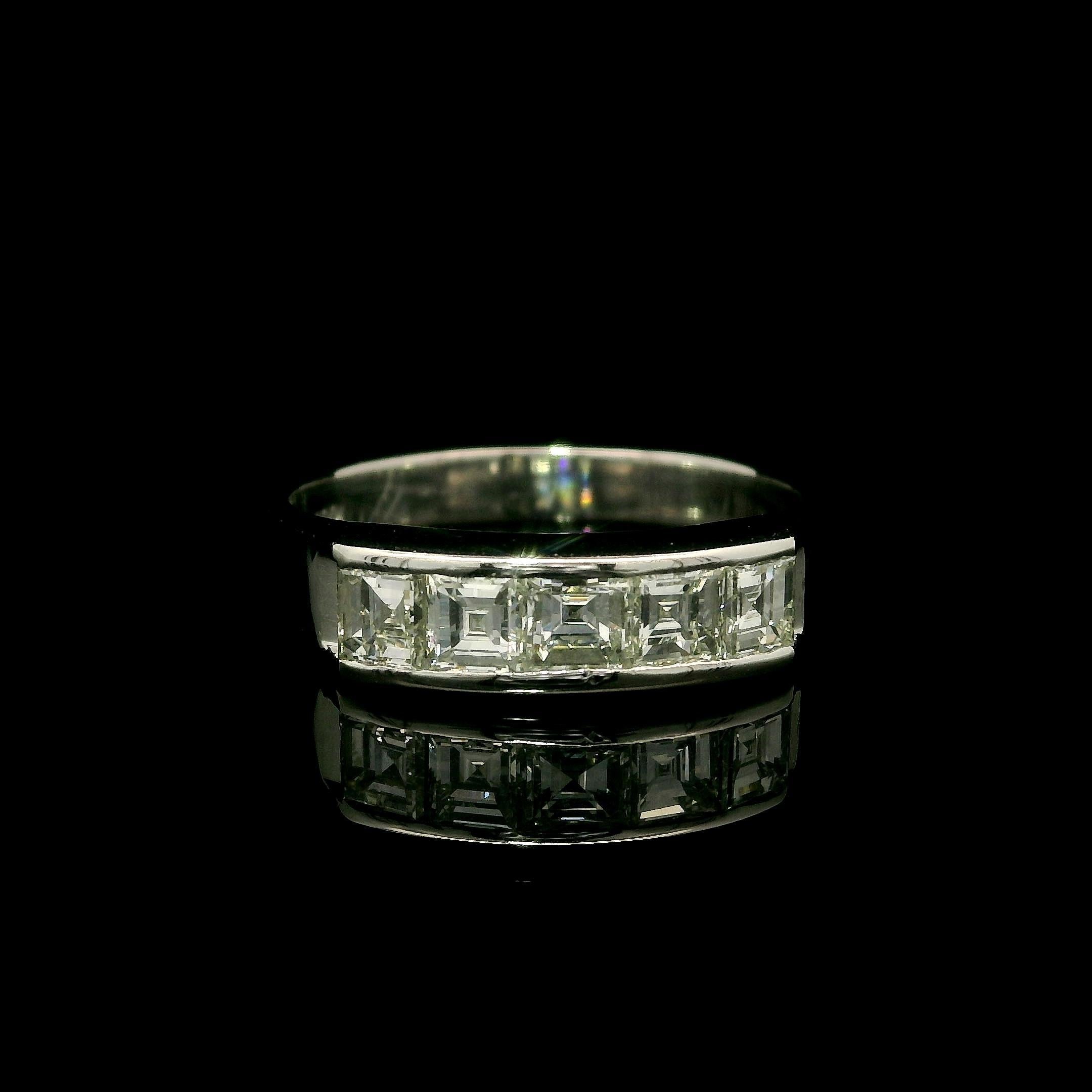Anello a fascia con 5 pietre in platino massiccio con diamanti Carrs taglio Step da 1,02 ct. in vendita 4