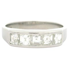Anello a fascia con 5 pietre in platino massiccio con diamanti Carrs taglio Step da 1,02 ct.