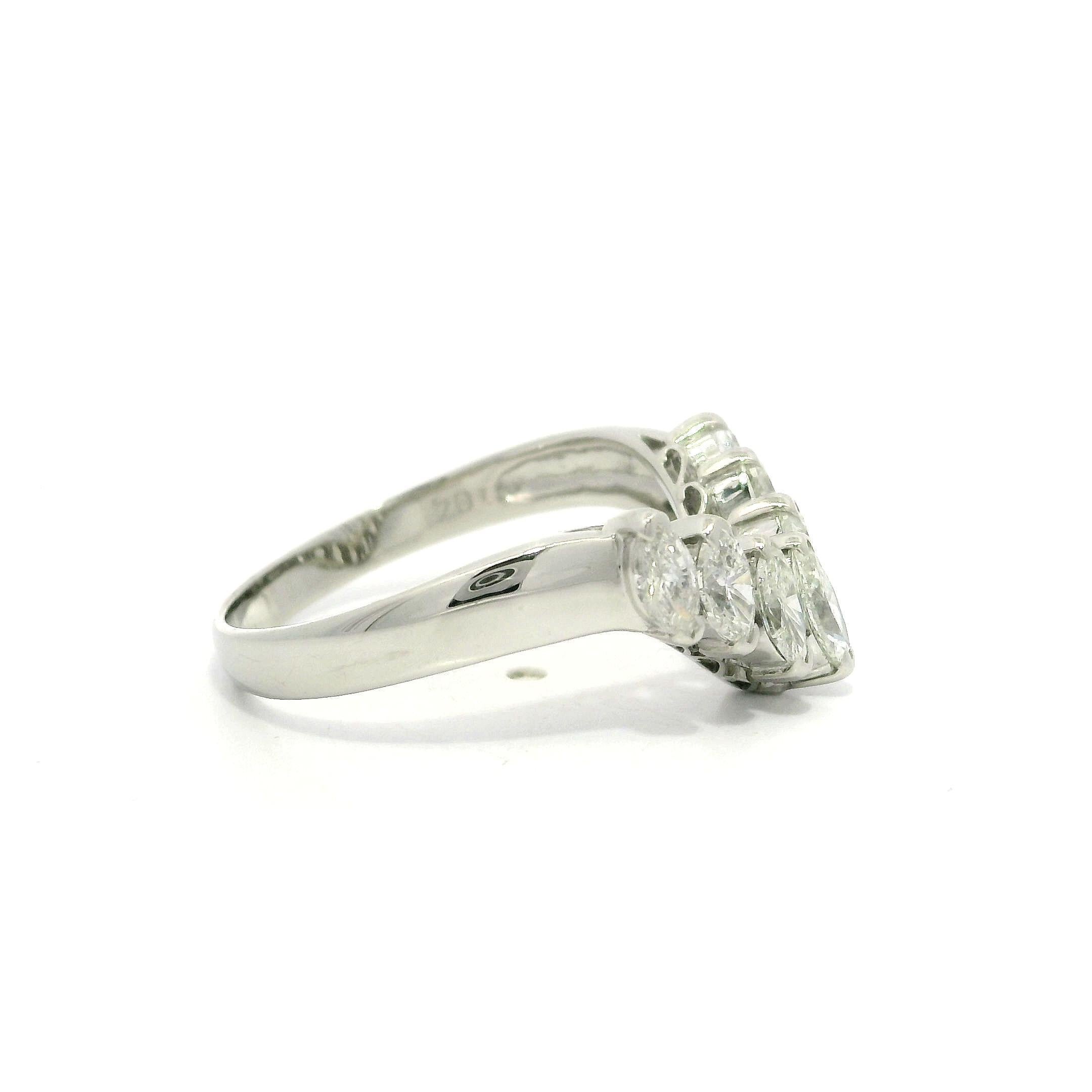Massiv Platin 1,04ctw Brillant Marquise Cut Diamant V Chevron Band Ring im Zustand „Hervorragend“ im Angebot in Montclair, NJ