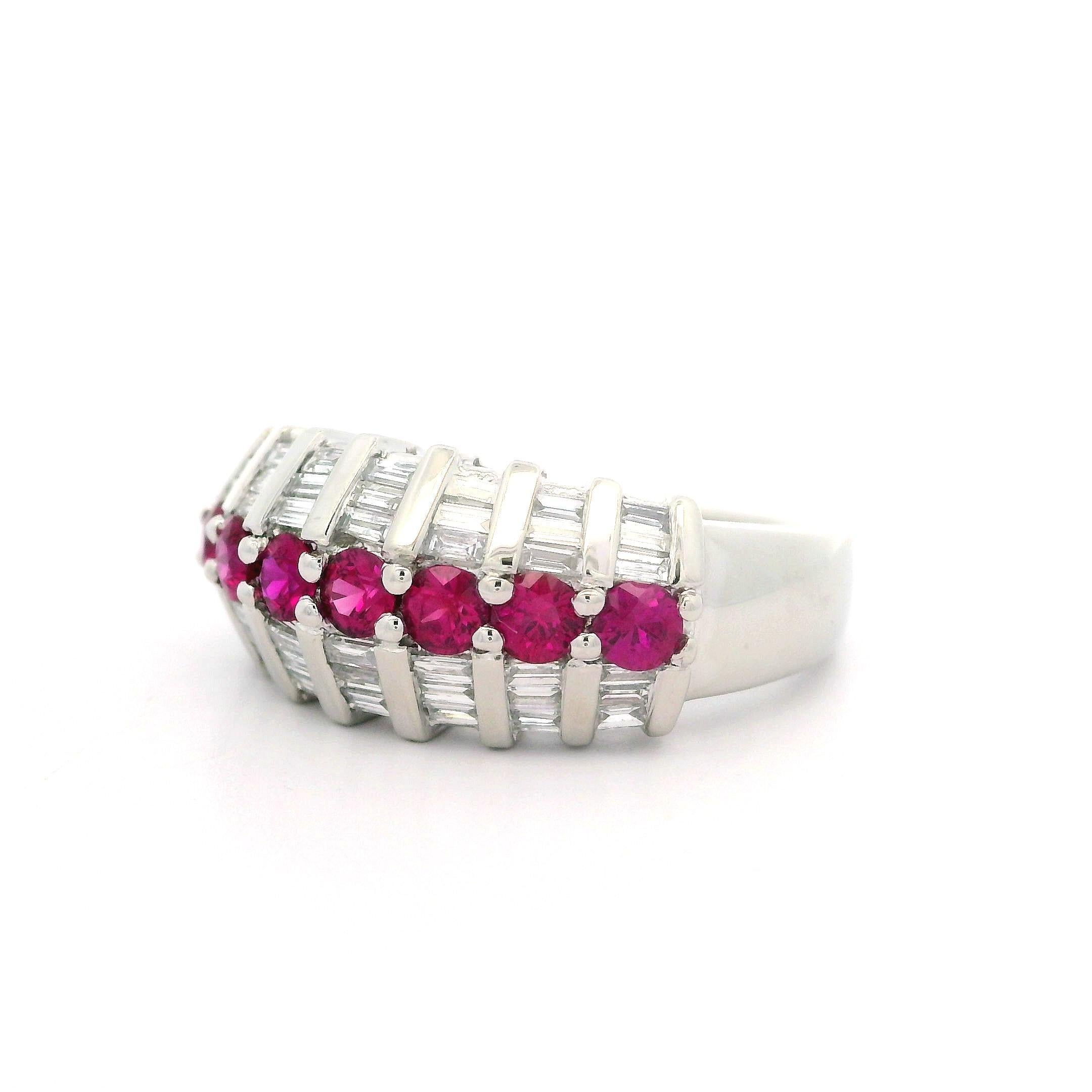 -Pierre(s) : -
(7) Rubis naturels authentiques - taille ronde brillante - serti - couleur rouge vif très brillante - 0.68ctw (exact)
Nombreux diamants naturels véritables - taille baguette - serti en canal - très belle couleur blanc brillant -