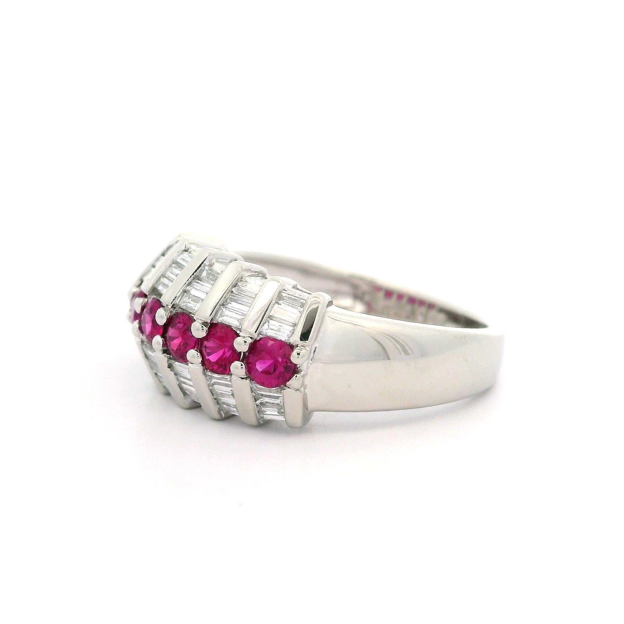 Taille brillant Bague à anneau large de 9,2 mm en platine massif avec rubis rond de 1,18 carat et diamant baguette en vente