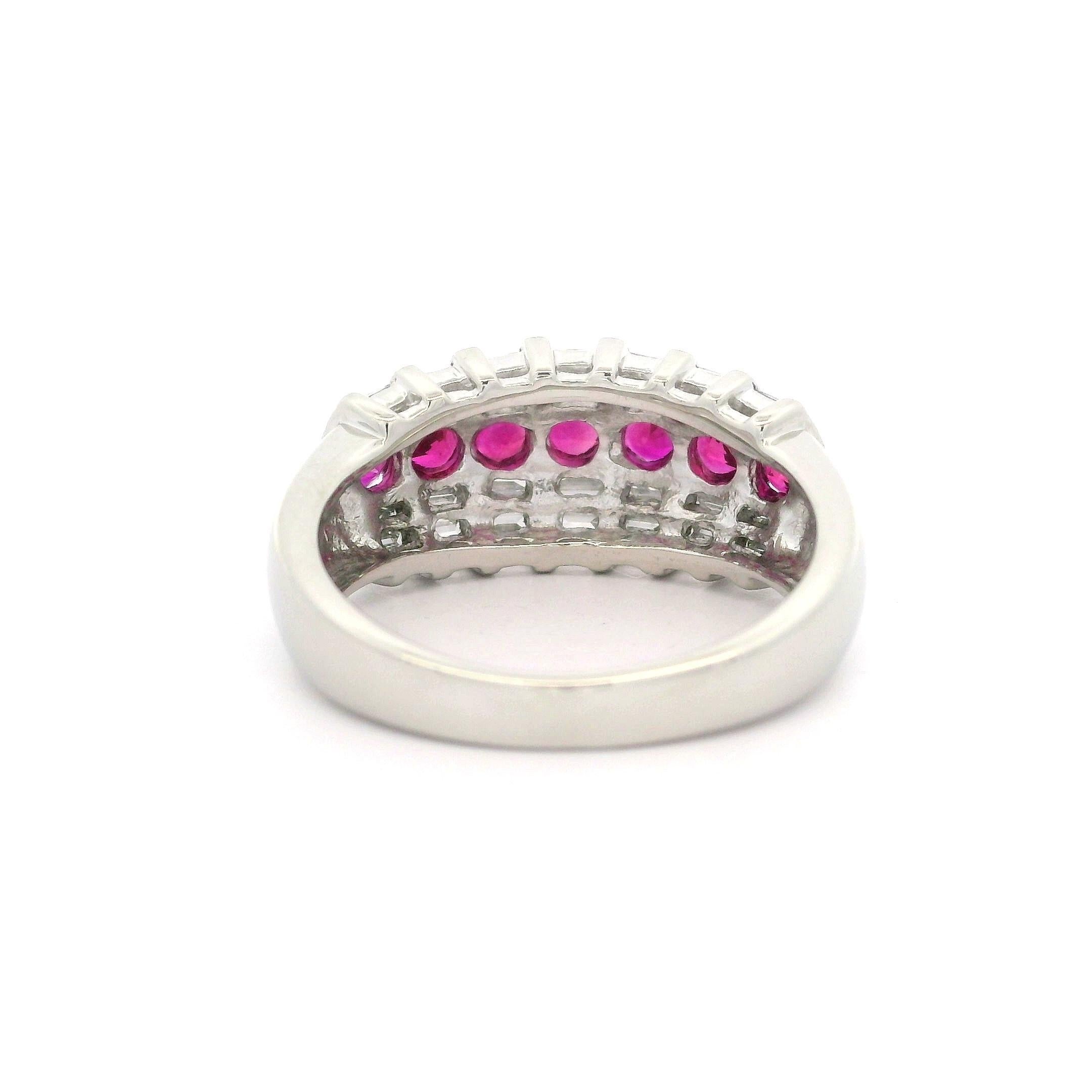 Bague à anneau large de 9,2 mm en platine massif avec rubis rond de 1,18 carat et diamant baguette Excellent état - En vente à Montclair, NJ