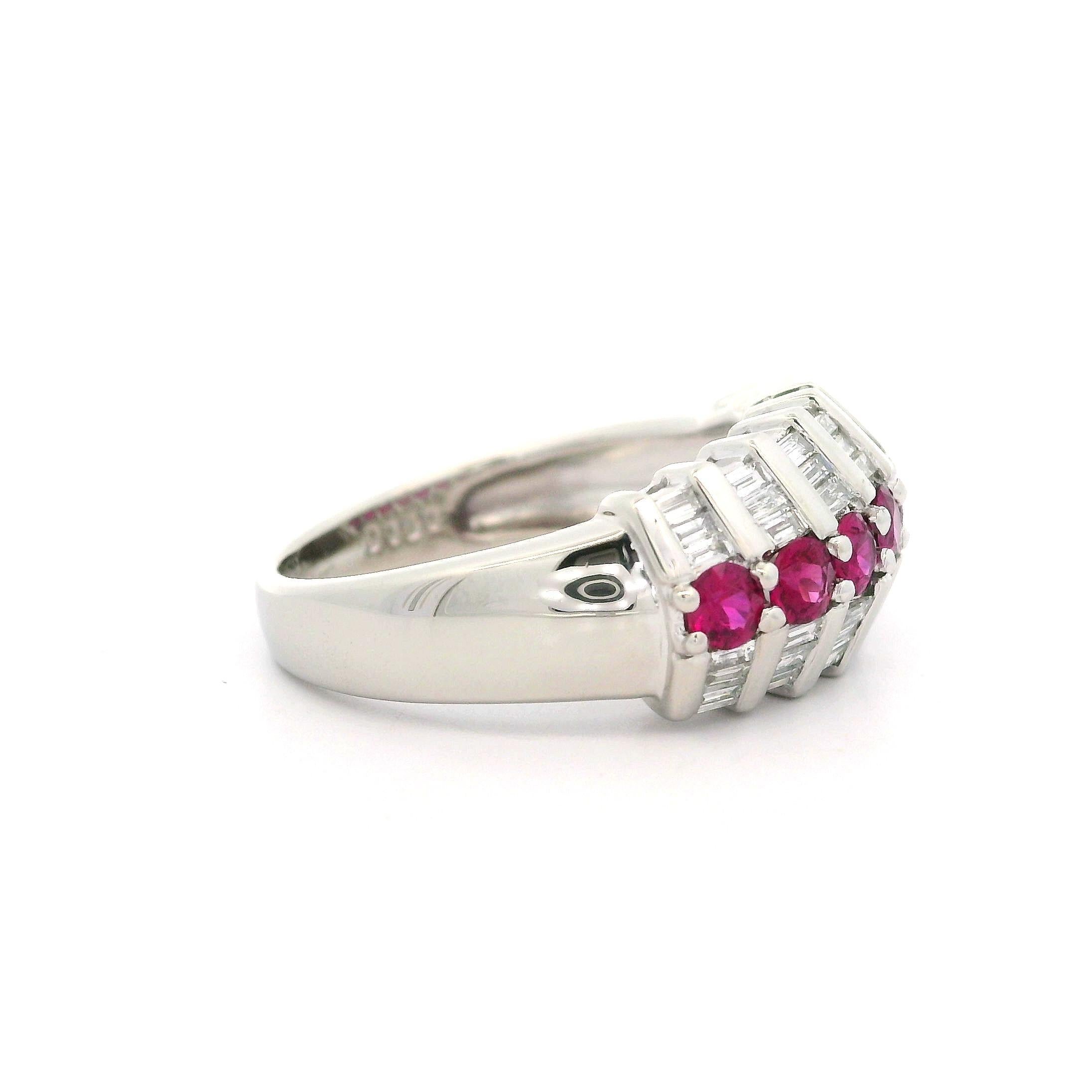 Bague à anneau large de 9,2 mm en platine massif avec rubis rond de 1,18 carat et diamant baguette Pour femmes en vente