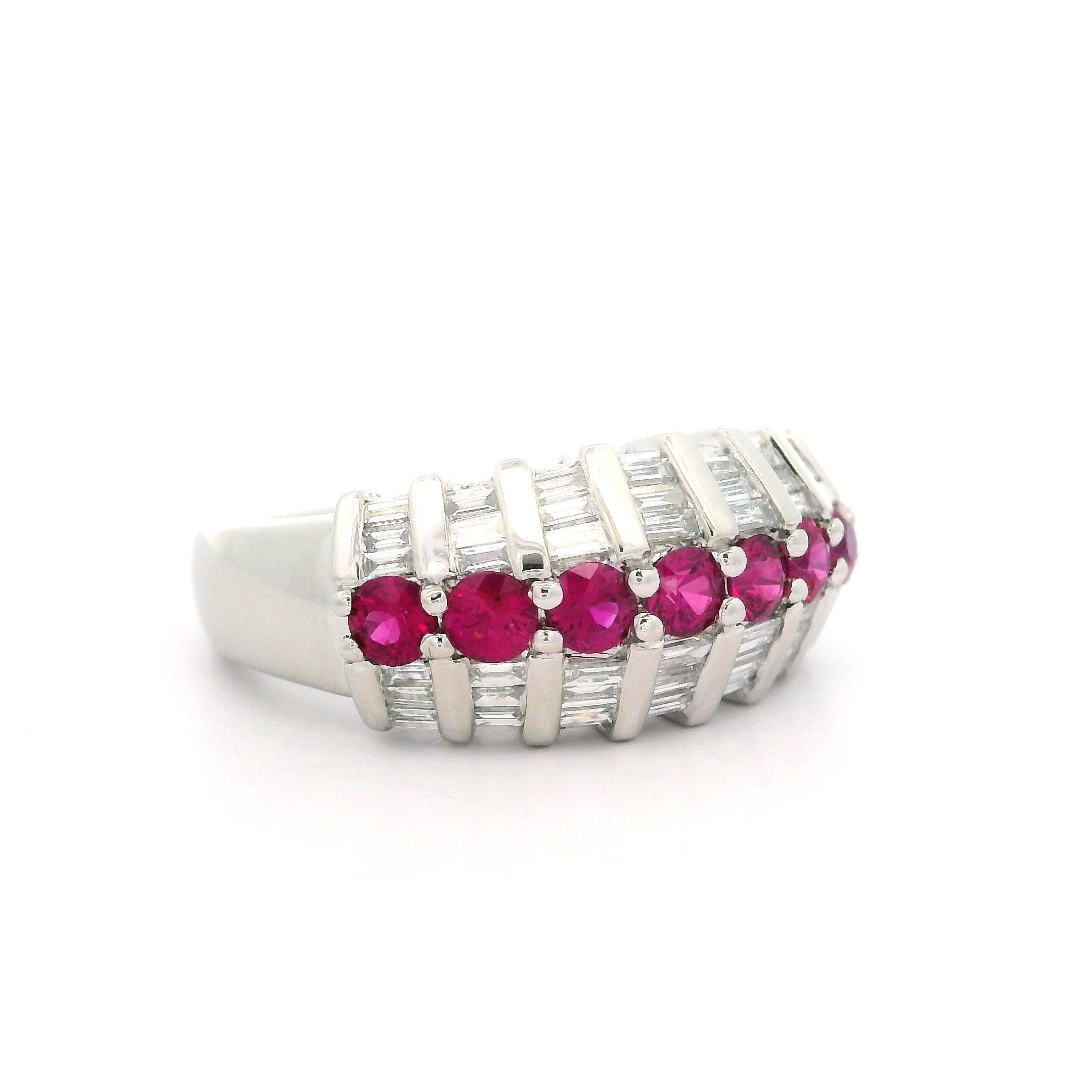 Bague à anneau large de 9,2 mm en platine massif avec rubis rond de 1,18 carat et diamant baguette en vente 3