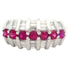 Bague à anneau large de 9,2 mm en platine massif avec rubis rond de 1,18 carat et diamant baguette