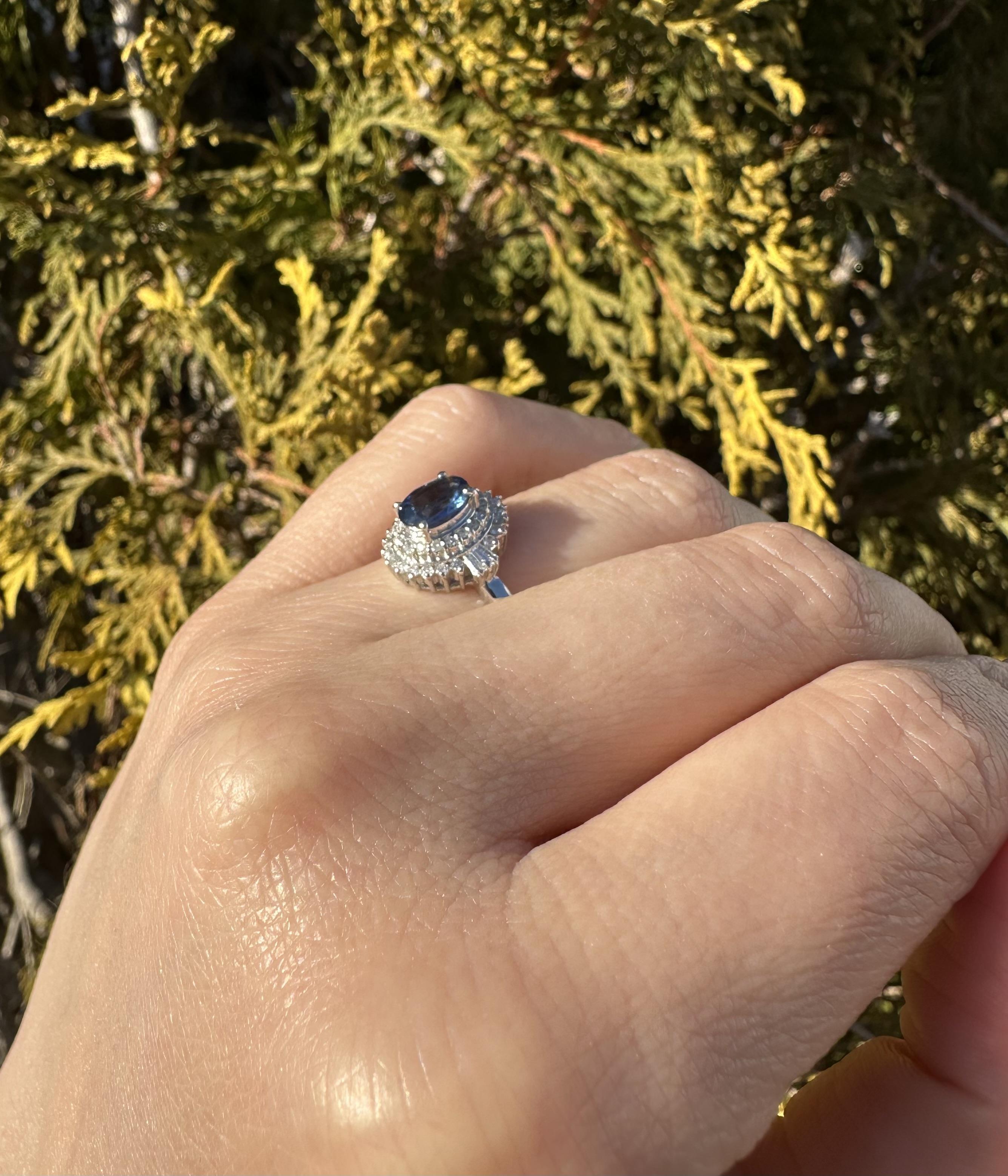--Pierre(s) :...
(1) Saphirs véritables naturels - taille ovale - serti - couleur bleue - 7.1x5.3mm - 1.01ctw (exact)
Nombreux diamants naturels authentiques - taille ronde, brillante et baguette - sertis - belle couleur blanche - 0.40ctw