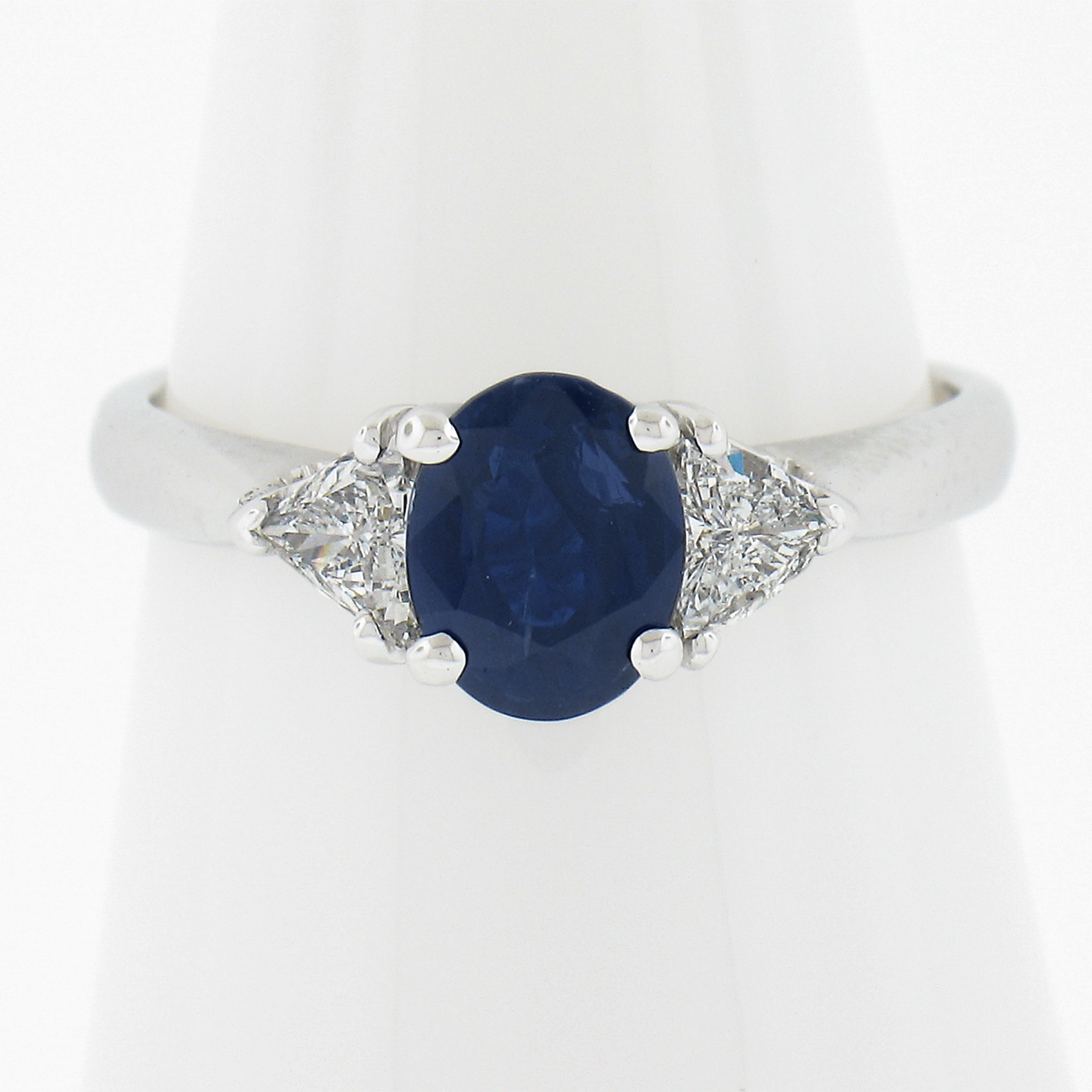 --Pierre(s) :...
(1) Saphir véritable naturel - taille ovale brillante - serti - couleur bleu royal - non chauffé - 1,17ct (exact - certifié)
**Voir les détails de la certification ci-dessous** 
(2) Diamants véritables naturels - taille trillion -