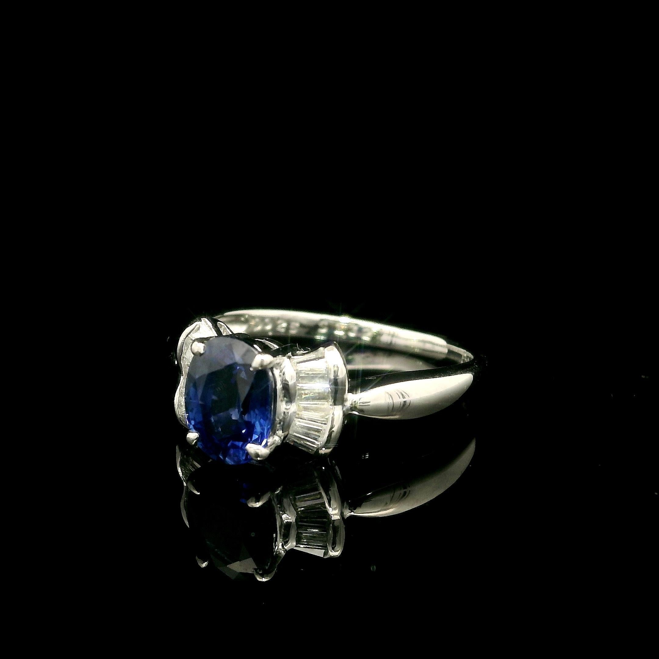 Solide Platin 1,57ctw Oval Saphir w / Baguette Diamant Seiten Bogen Stil Ring im Zustand „Hervorragend“ im Angebot in Montclair, NJ