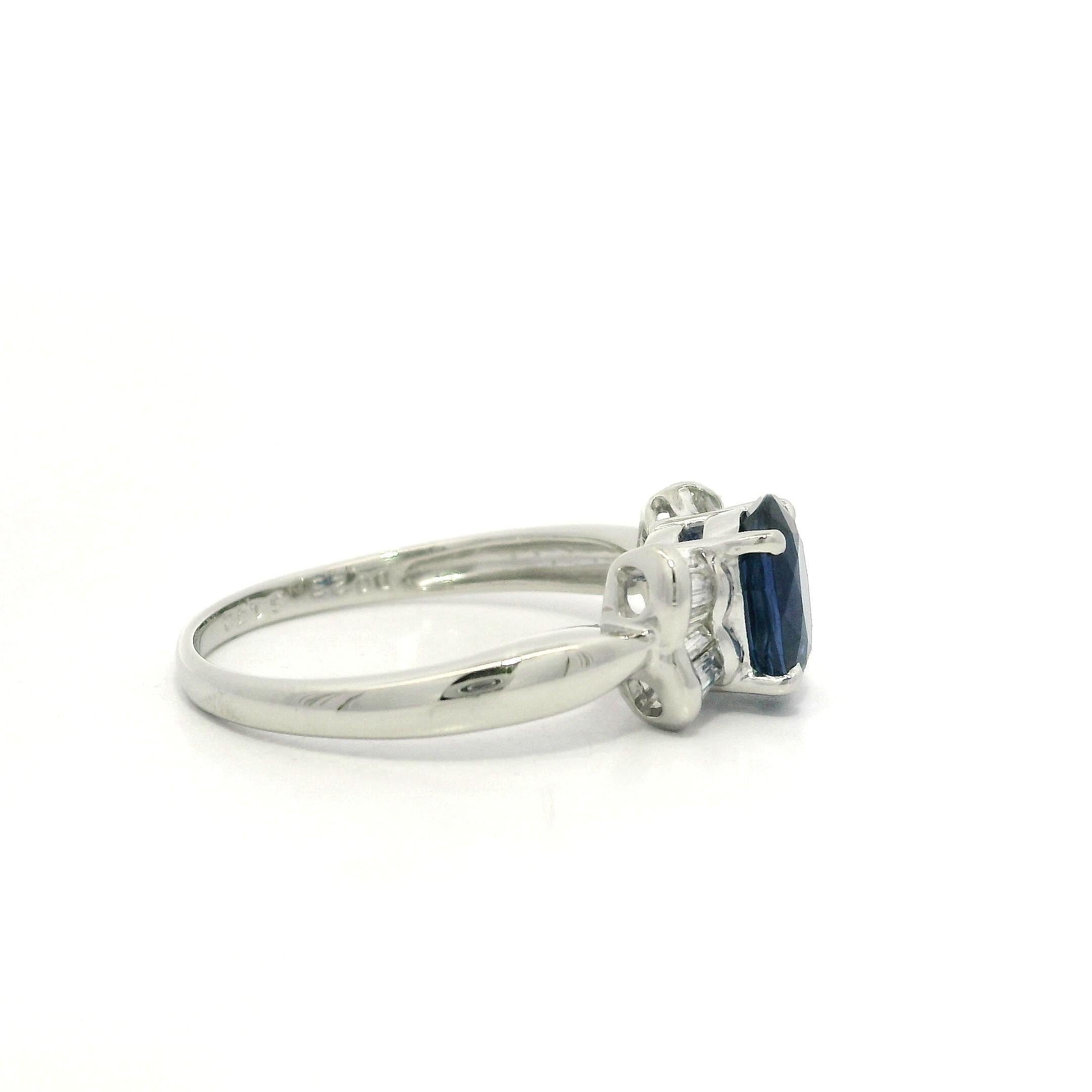 Solide Platin 1,57ctw Oval Saphir w / Baguette Diamant Seiten Bogen Stil Ring im Angebot 1