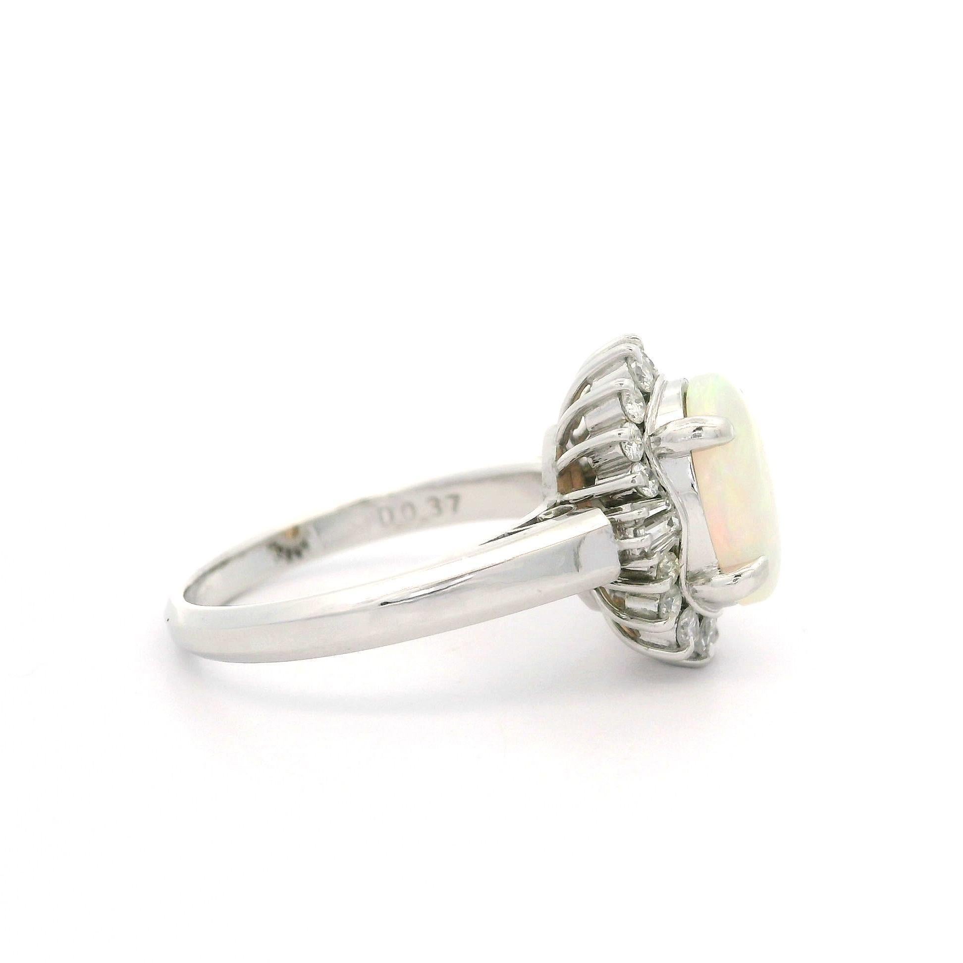 Anello classico in platino massiccio con Opale ovale tagliato a cabochon e diamante da 1,66 ct. in vendita 7