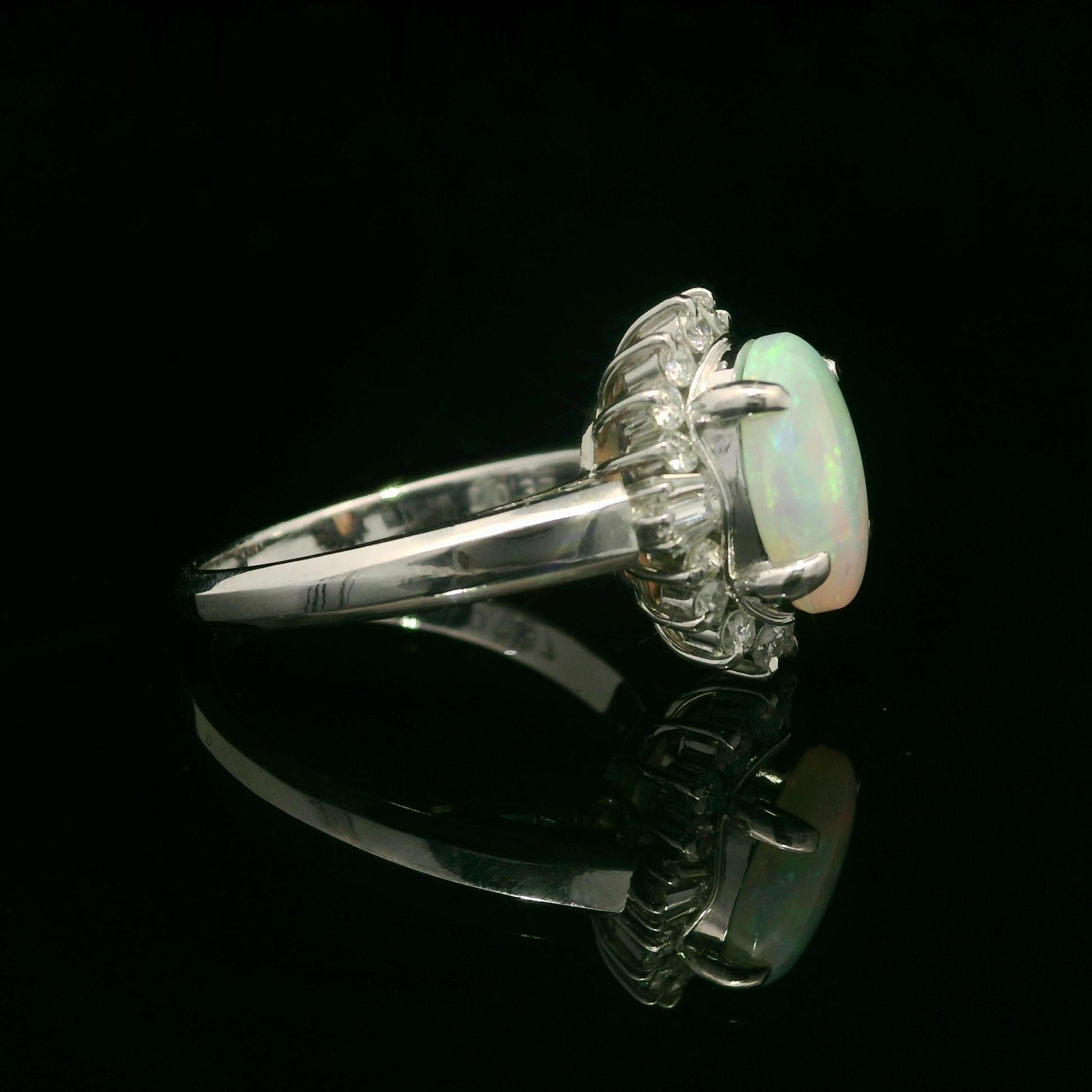 --Pietre: --
(1) Opale naturale autentico - taglio cabochon ovale - incastonatura - colore bianco con splendidi giochi di colori giallo, blu e verde -
9.7x6.8mm / 1.29ct (esatto - timbrato)
Numerosi diamanti naturali autentici - taglio brillante