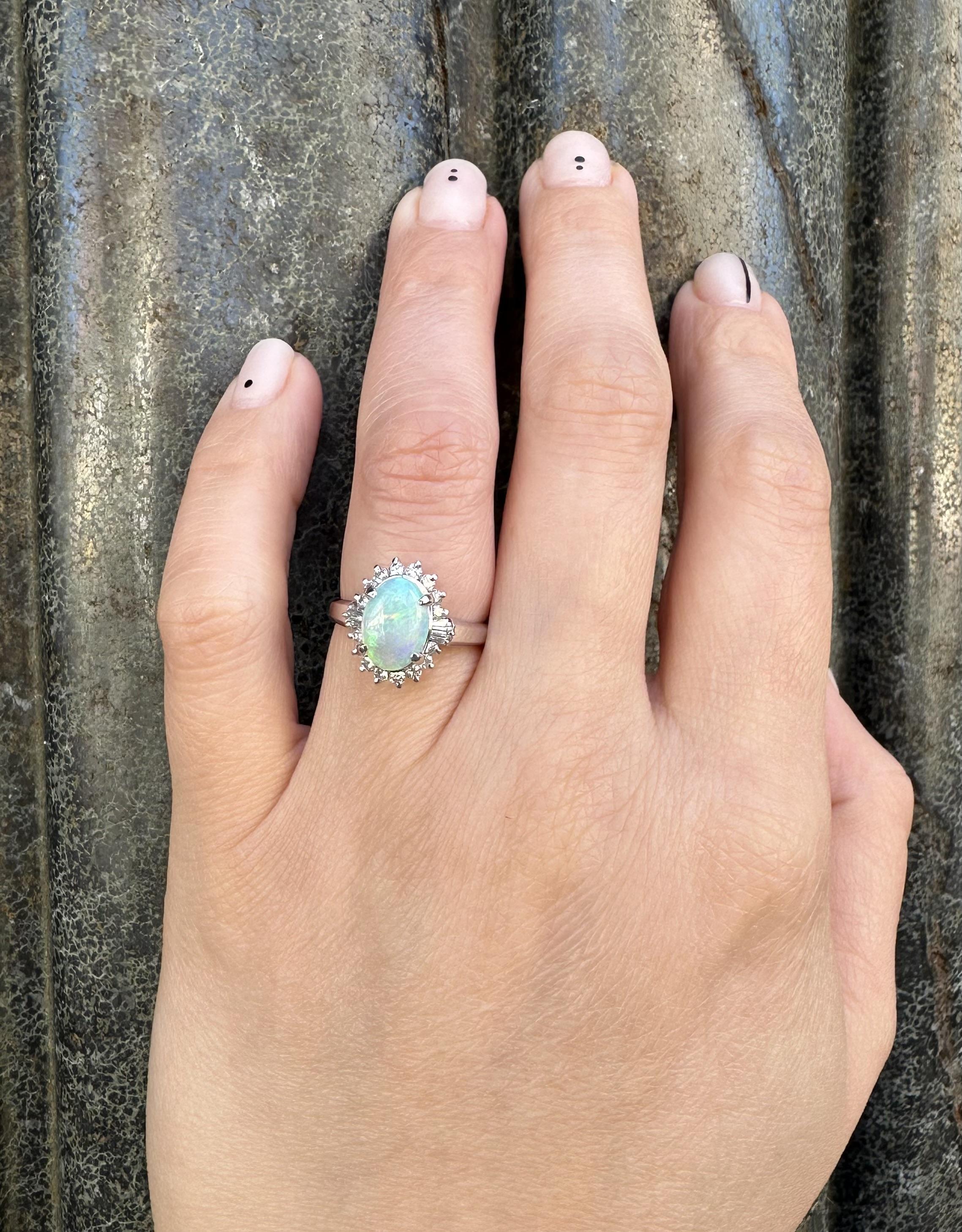 Anello classico in platino massiccio con Opale ovale tagliato a cabochon e diamante da 1,66 ct. In condizioni ottime in vendita a Montclair, NJ