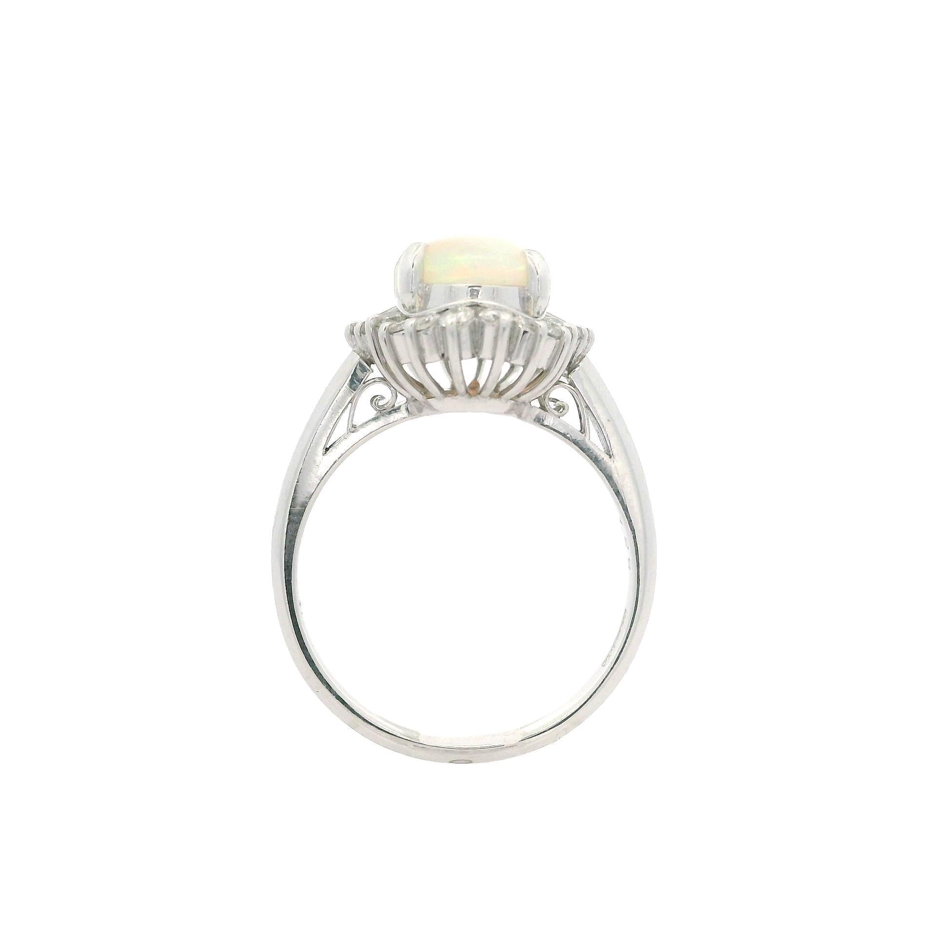 Donna Anello classico in platino massiccio con Opale ovale tagliato a cabochon e diamante da 1,66 ct. in vendita