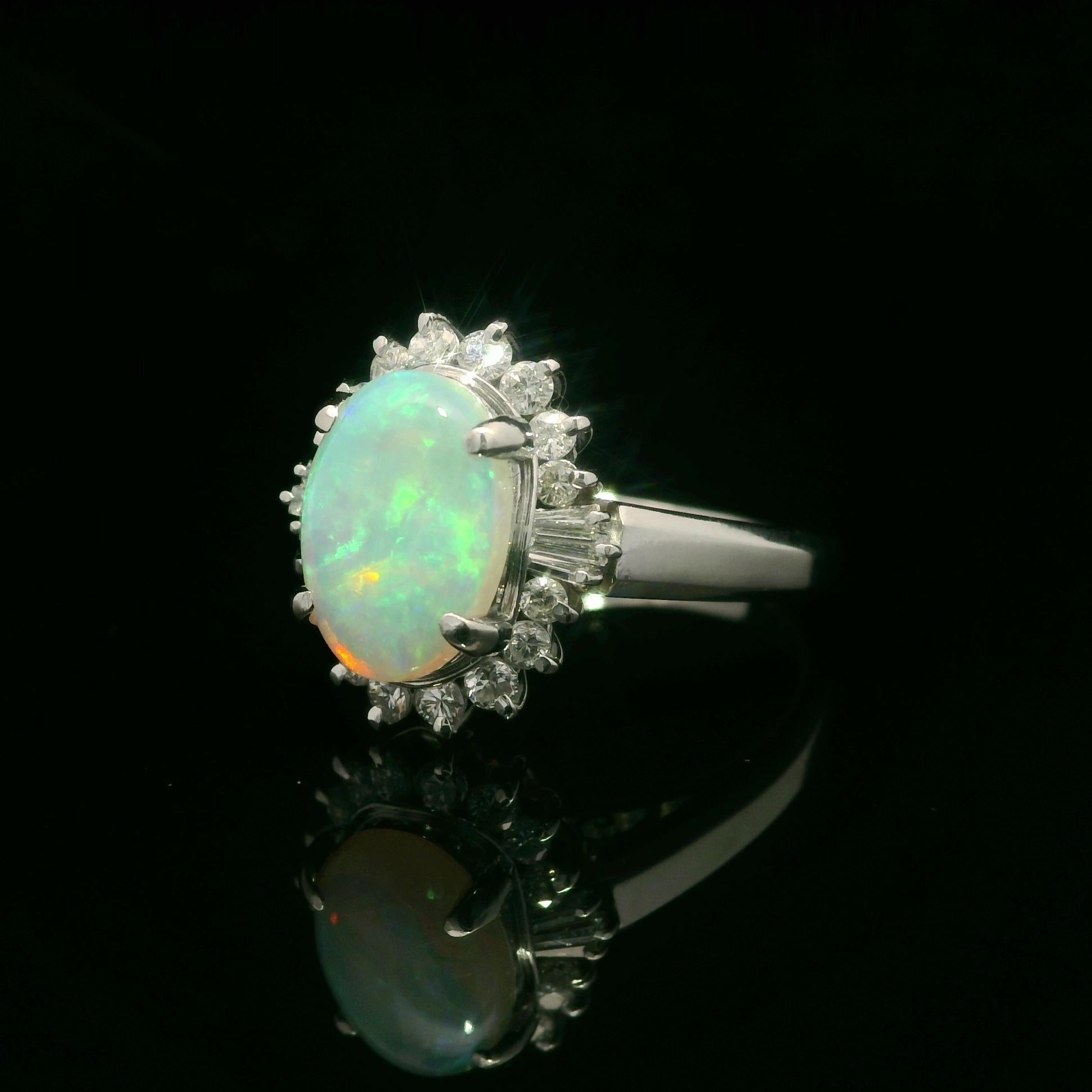 Anello classico in platino massiccio con Opale ovale tagliato a cabochon e diamante da 1,66 ct. in vendita 2