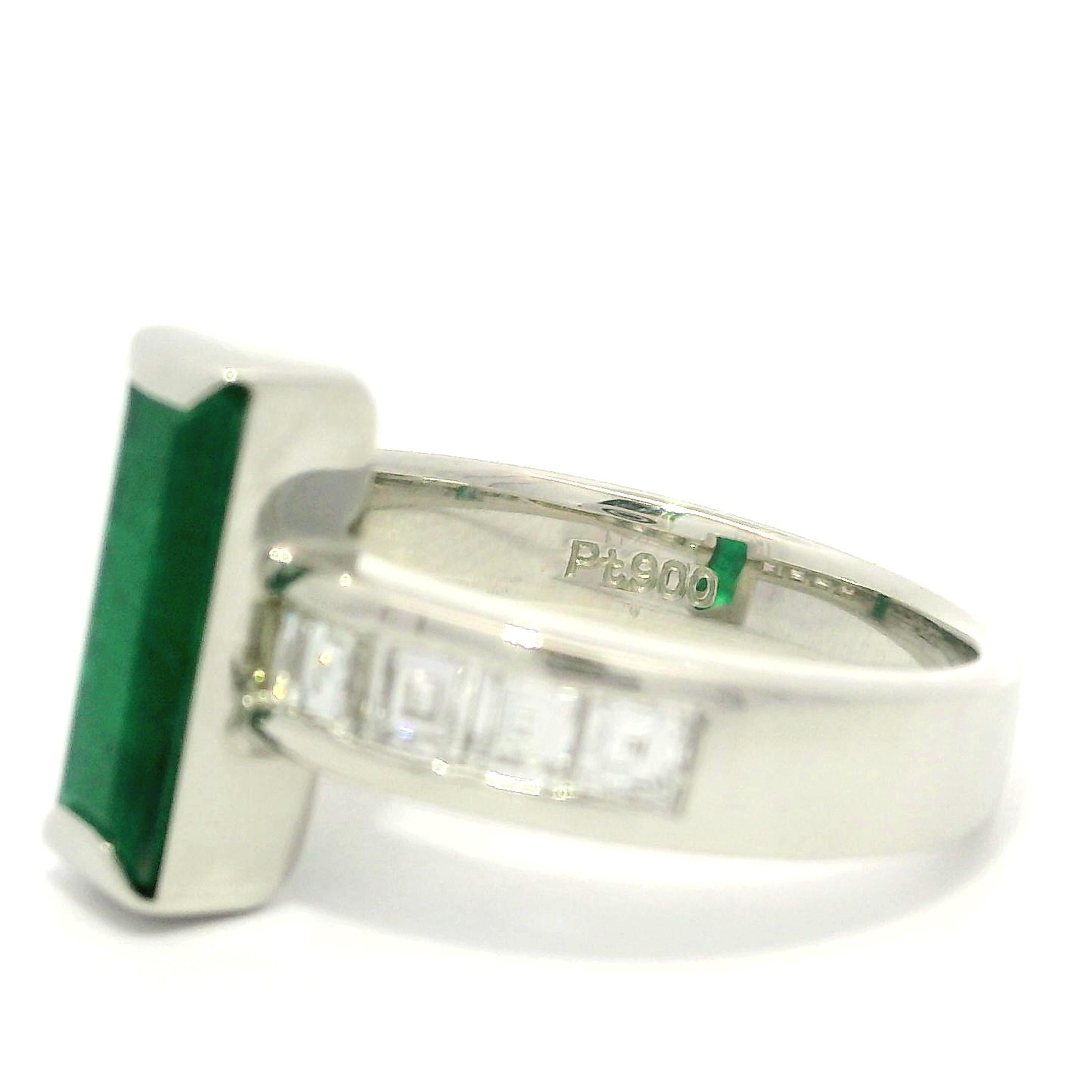 Anillo de platino macizo con esmeralda rectangular larga de 1,80 ctw y diamantes talla carré en los lados en venta 5