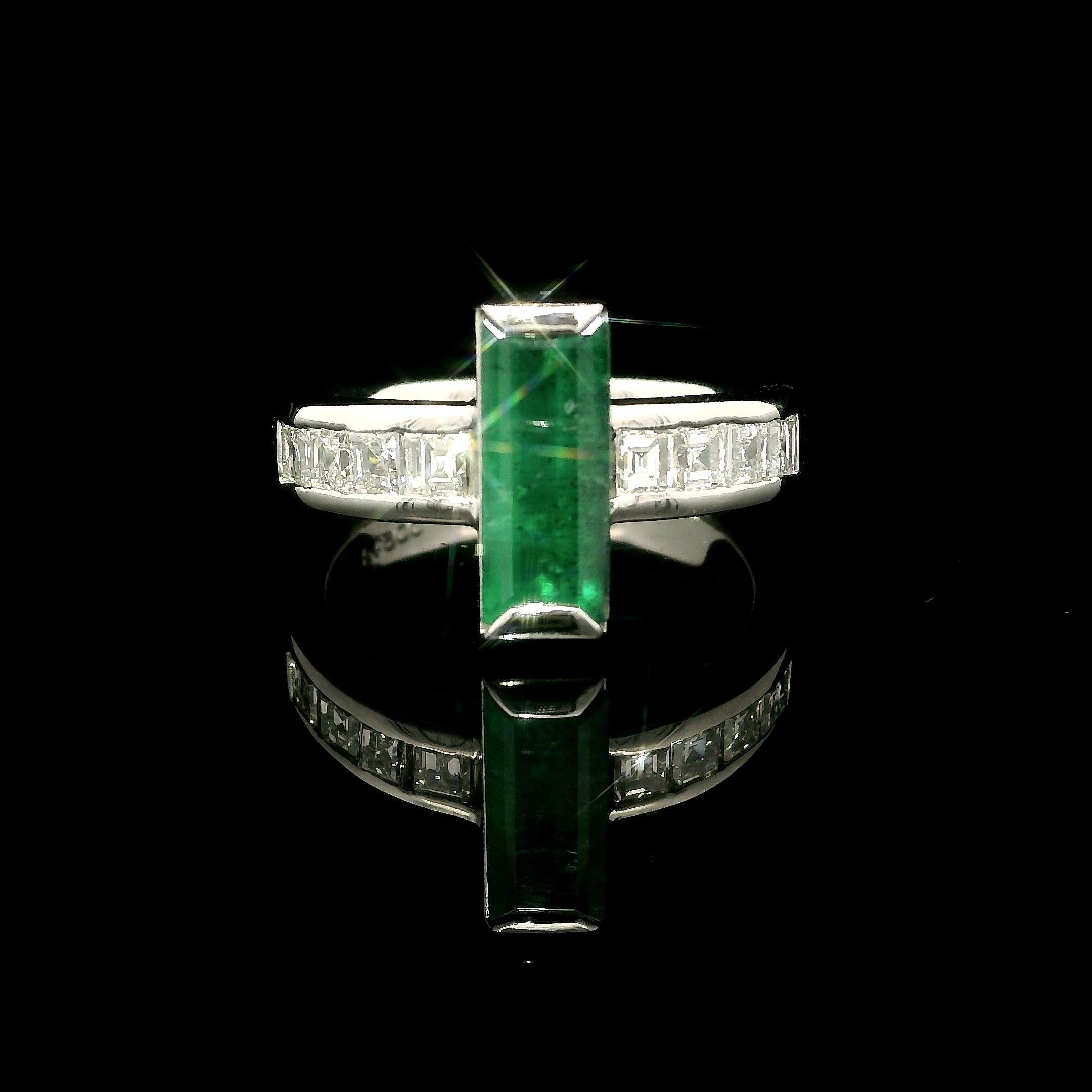 Anillo de platino macizo con esmeralda rectangular larga de 1,80 ctw y diamantes talla carré en los lados en venta 6