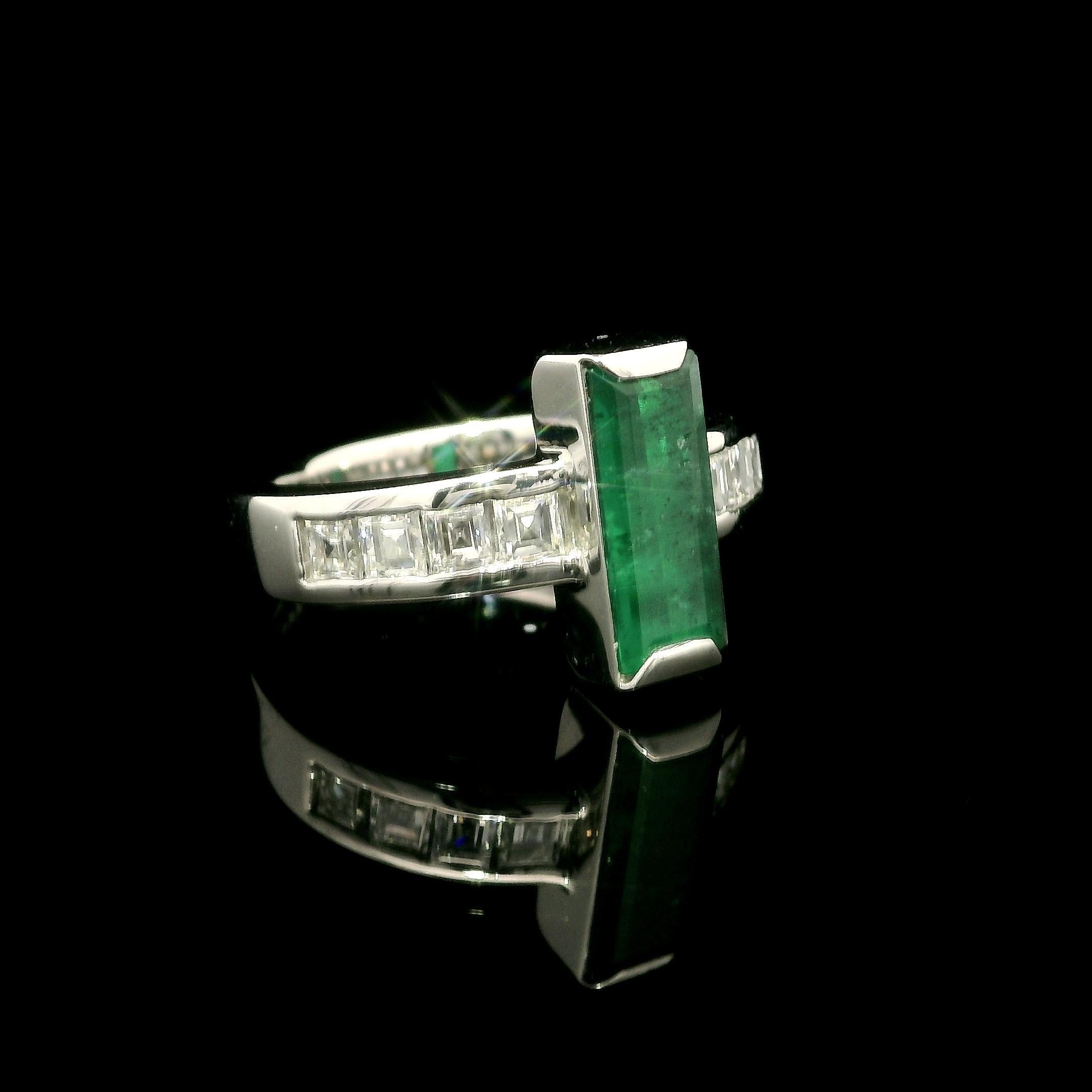 Anillo de platino macizo con esmeralda rectangular larga de 1,80 ctw y diamantes talla carré en los lados en venta 7