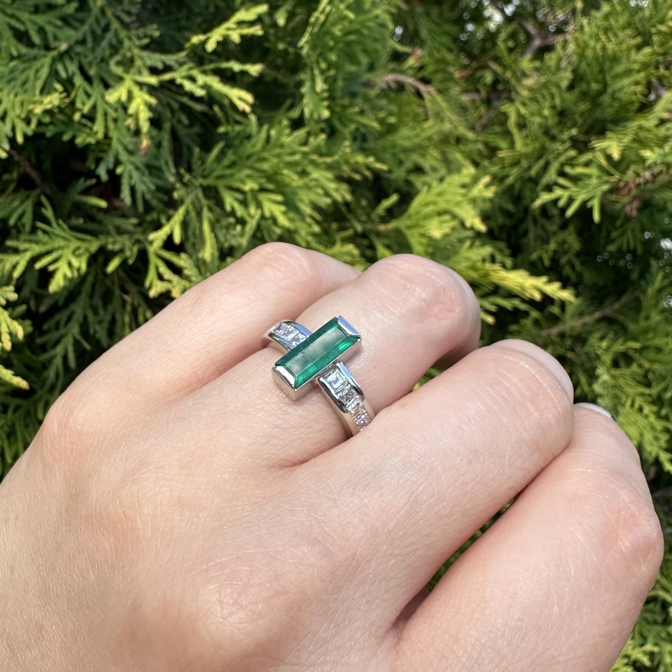 Anillo de platino macizo con esmeralda rectangular larga de 1,80 ctw y diamantes talla carré en los lados en venta 8