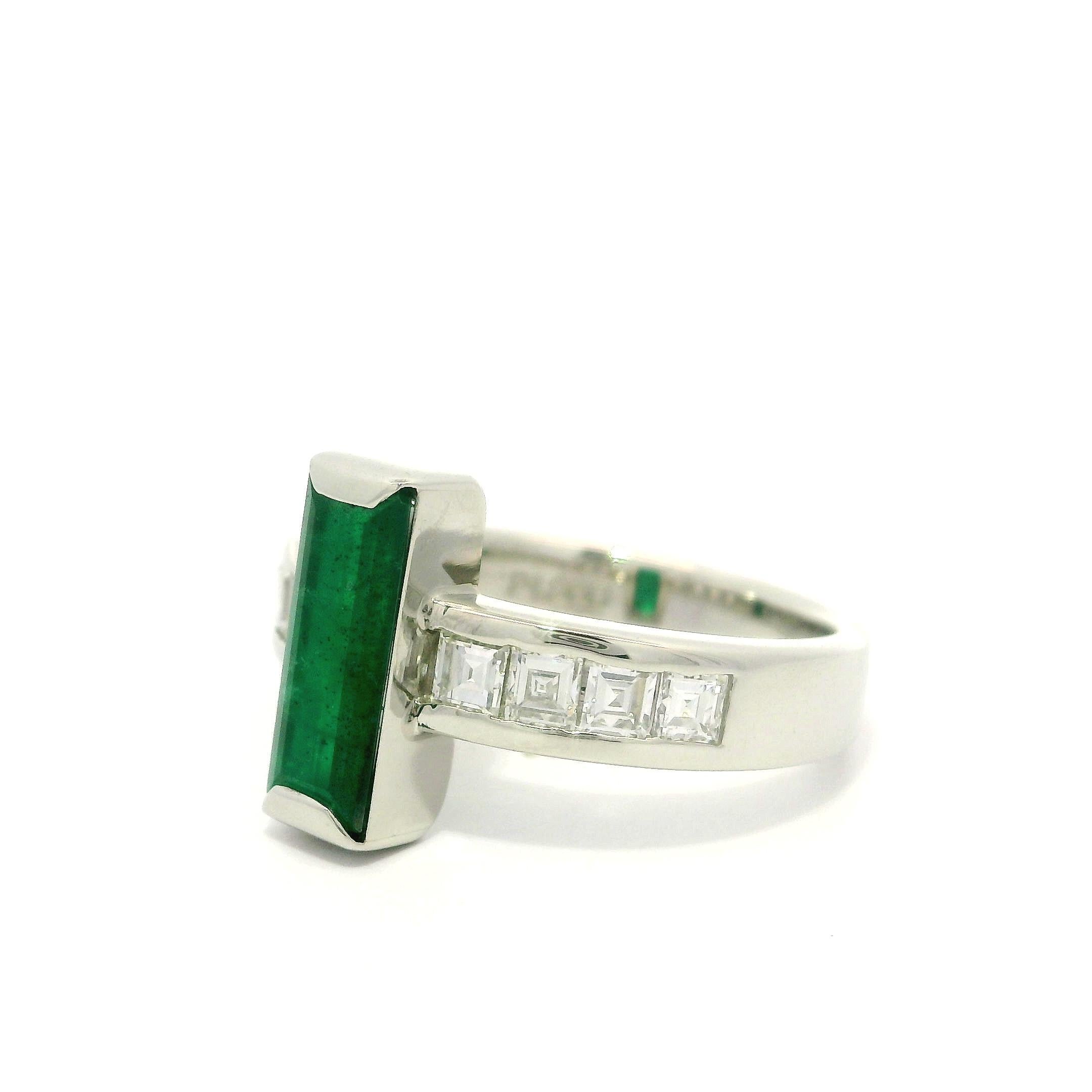 Anillo de platino macizo con esmeralda rectangular larga de 1,80 ctw y diamantes talla carré en los lados en venta 9