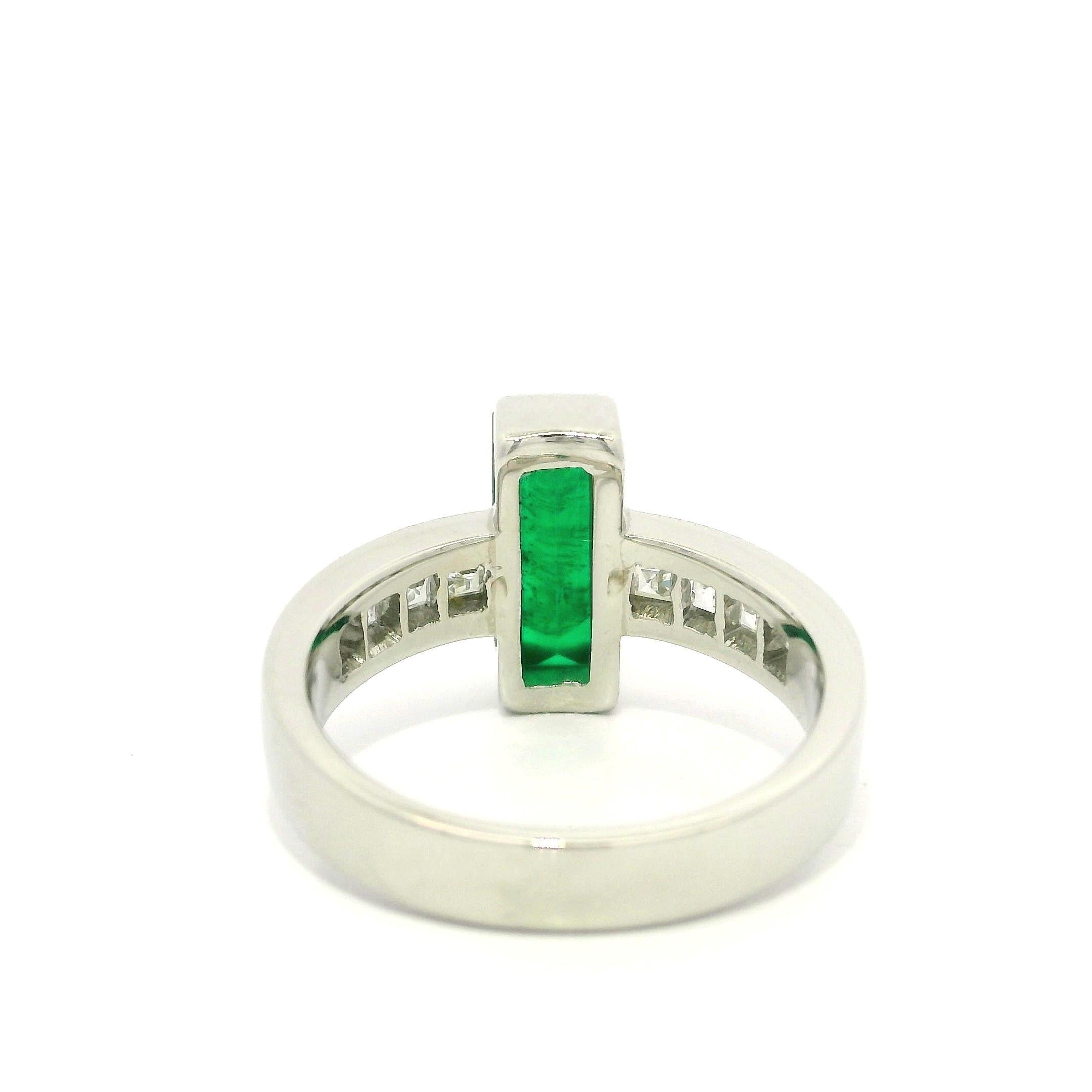 --Piedra(s):--
(1) Esmeralda auténtica natural - Talla rectangular larga - Engastada - Color verde - 10,8x4,4 mm - 1,0 ct (aprox.)
(8) Diamantes Genuinos Naturales - Talla Cuadrada Paso Carre - Engastados en Canal - Bonito Color Blanco Brillante -
