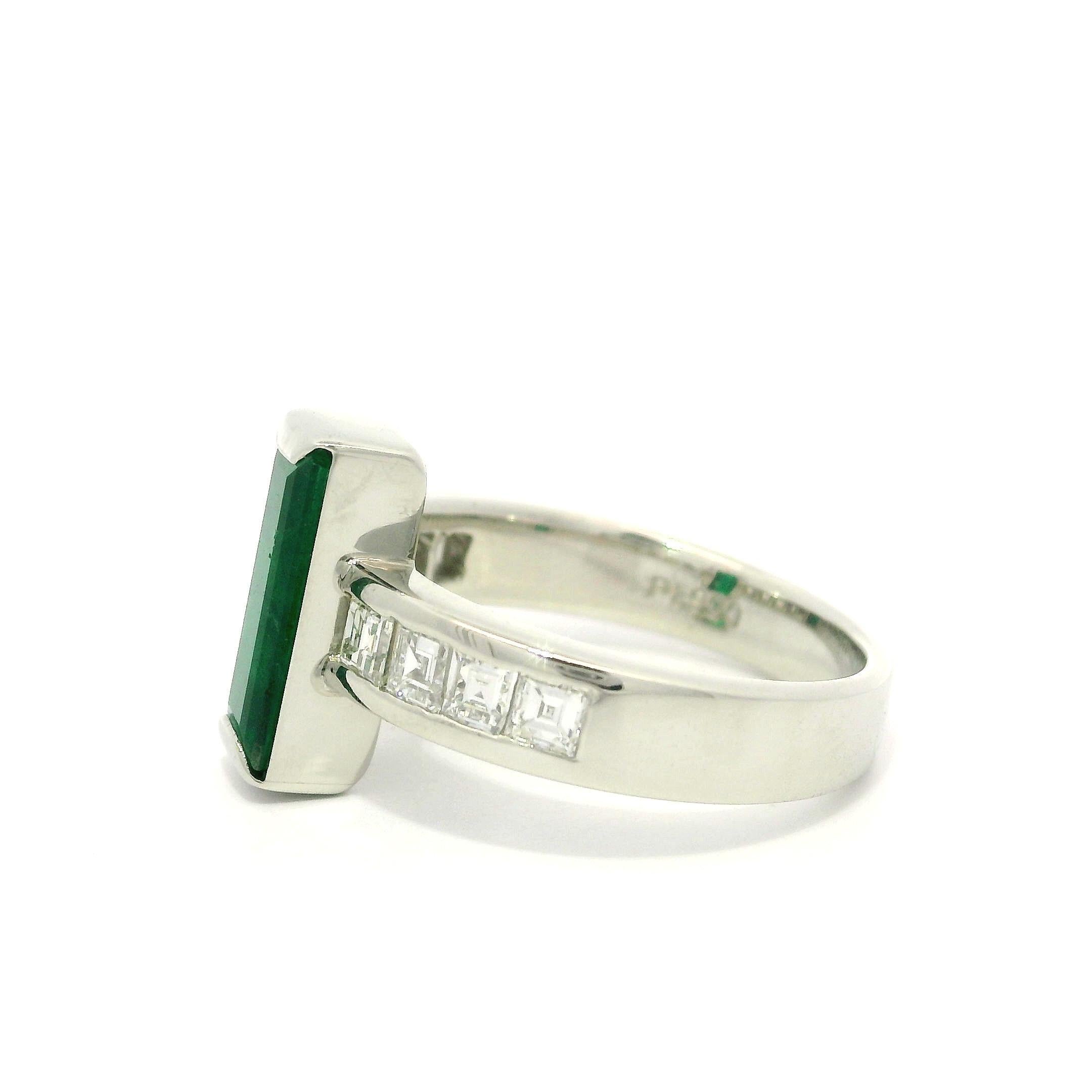 Anillo de platino macizo con esmeralda rectangular larga de 1,80 ctw y diamantes talla carré en los lados Corte cuadrado en venta