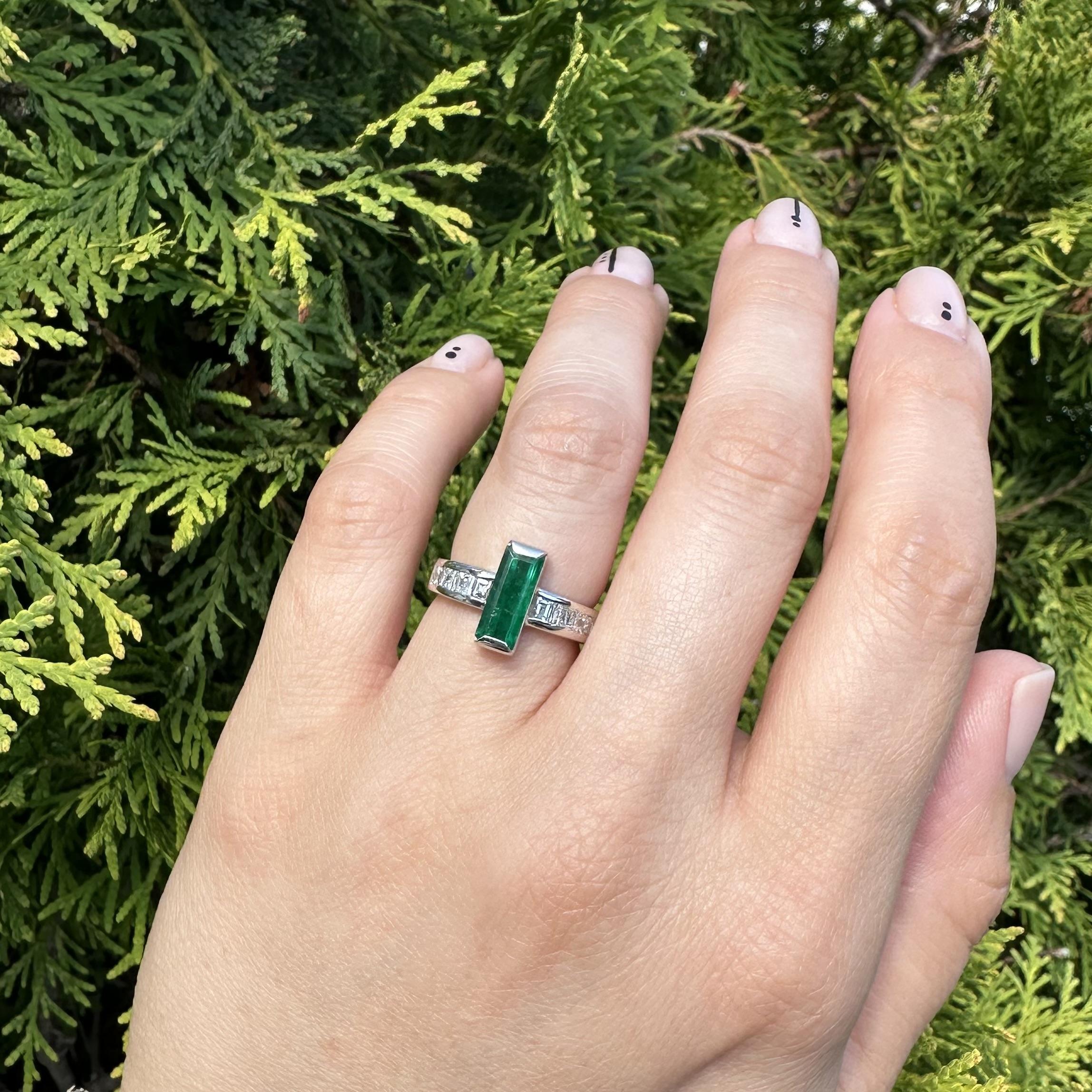 Anillo de platino macizo con esmeralda rectangular larga de 1,80 ctw y diamantes talla carré en los lados en Excelente estado para la venta en Montclair, NJ