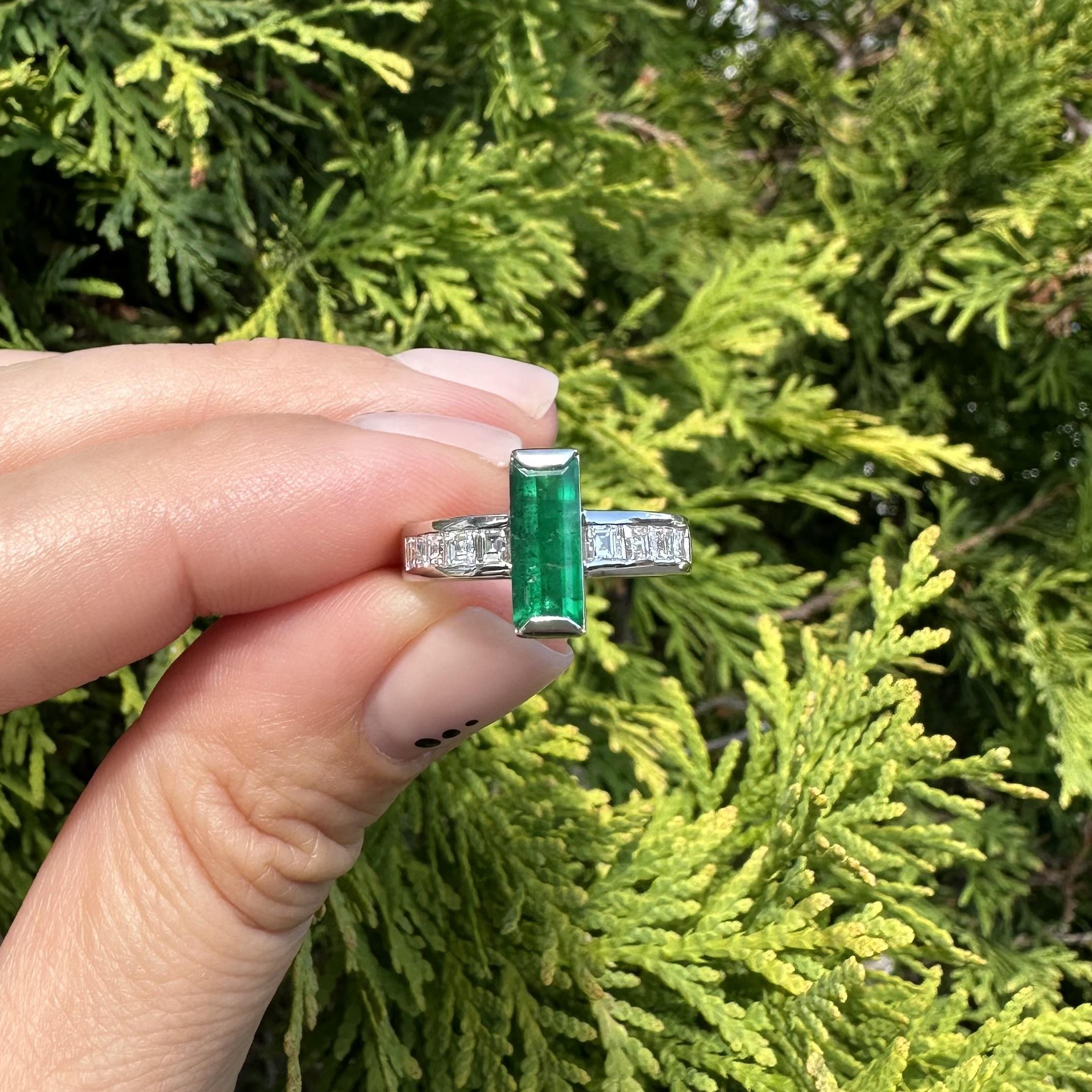 De las mujeres Anillo de platino macizo con esmeralda rectangular larga de 1,80 ctw y diamantes talla carré en los lados en venta